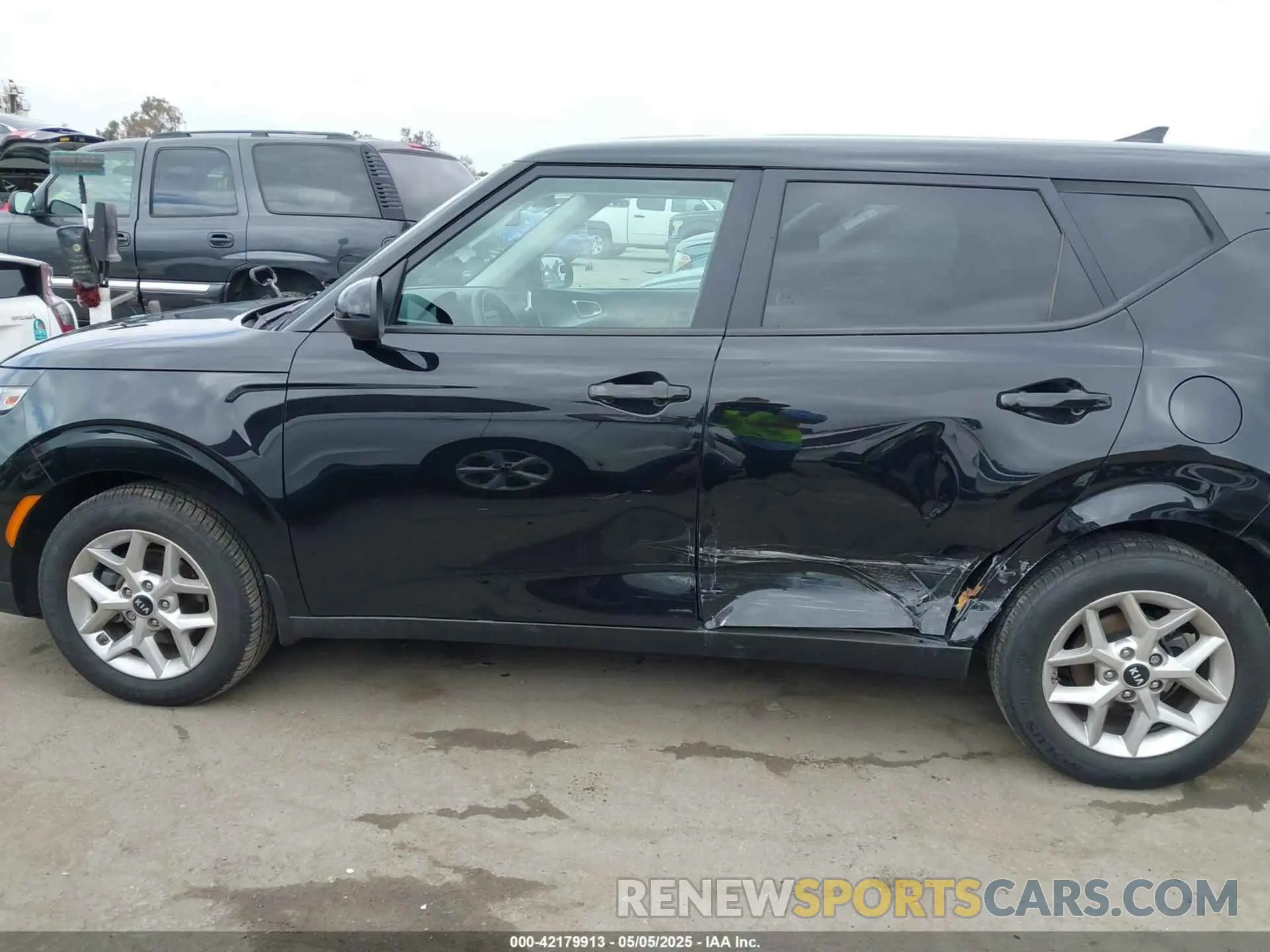 14 Photograph of a damaged car KNDJ23AU1M7770402 KIA SOUL 2021