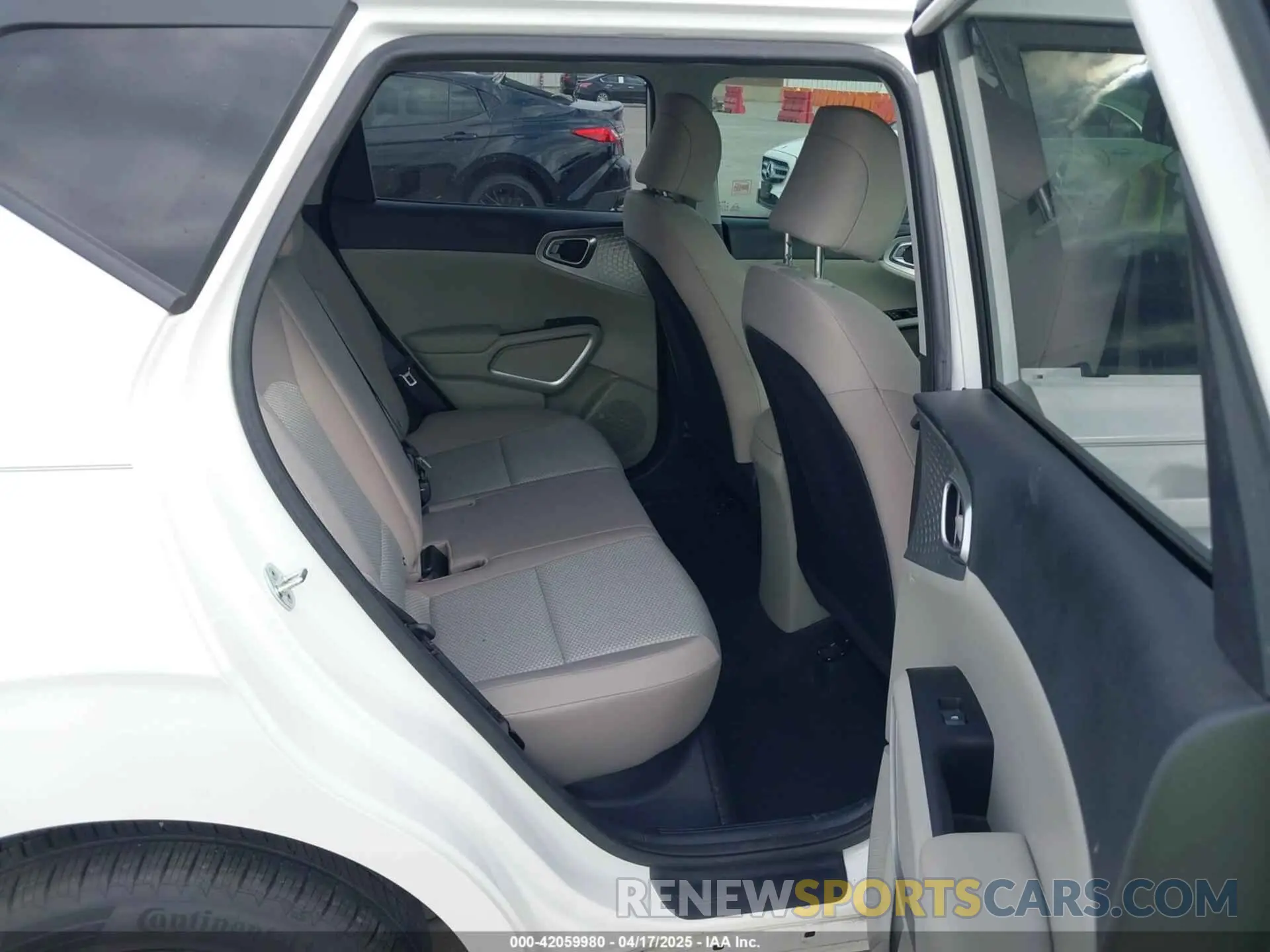 8 Фотография поврежденного автомобиля KNDJ23AU3M7147301 KIA SOUL 2021