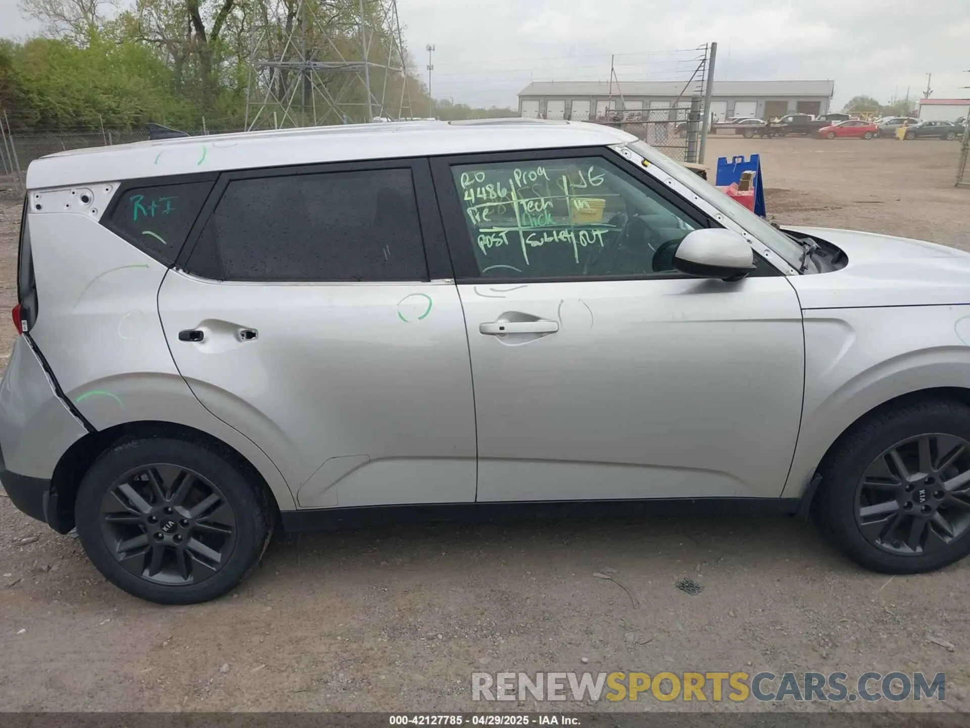 13 Photograph of a damaged car KNDJ33AU1M7756092 KIA SOUL 2021