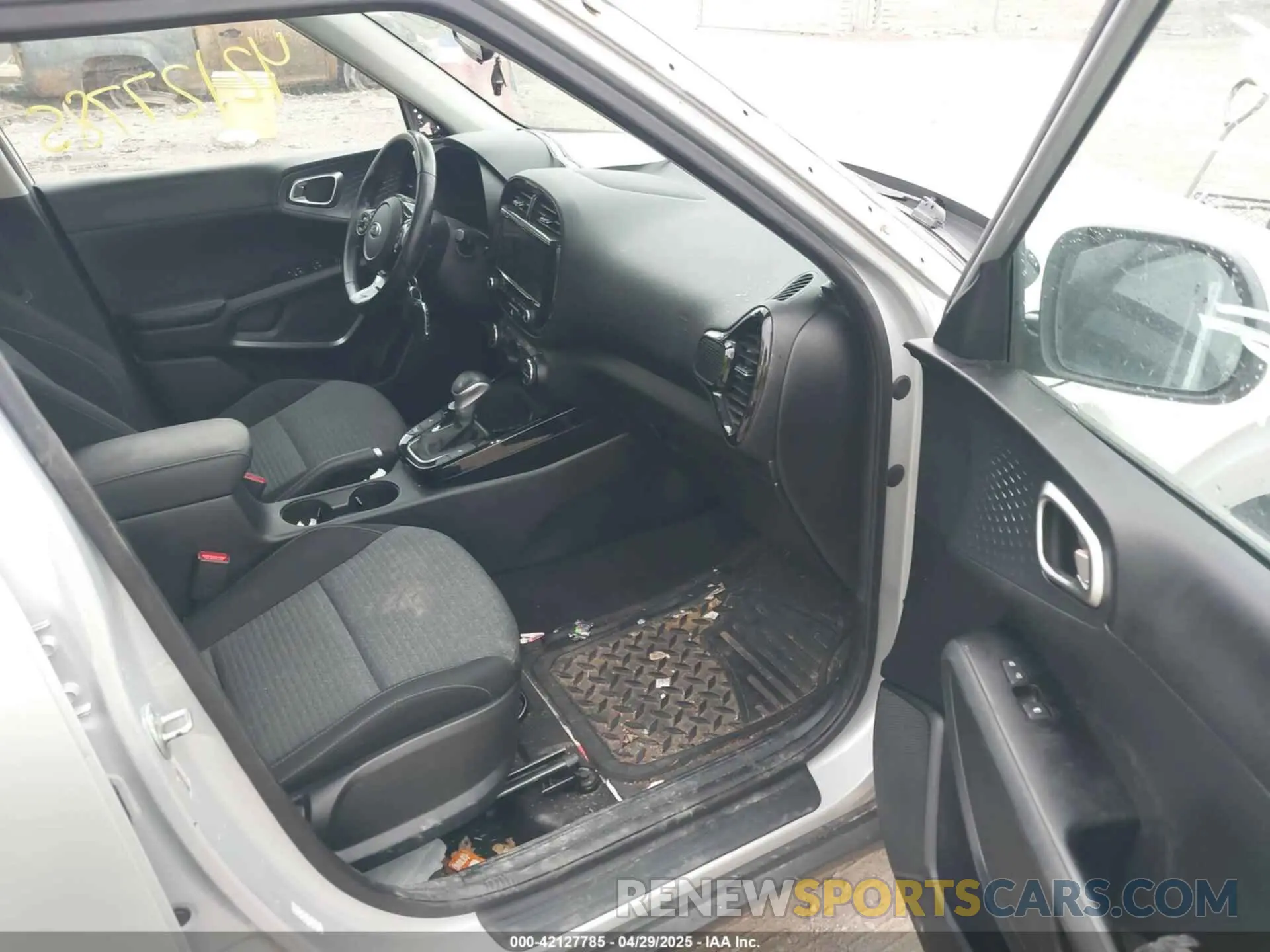 5 Photograph of a damaged car KNDJ33AU1M7756092 KIA SOUL 2021