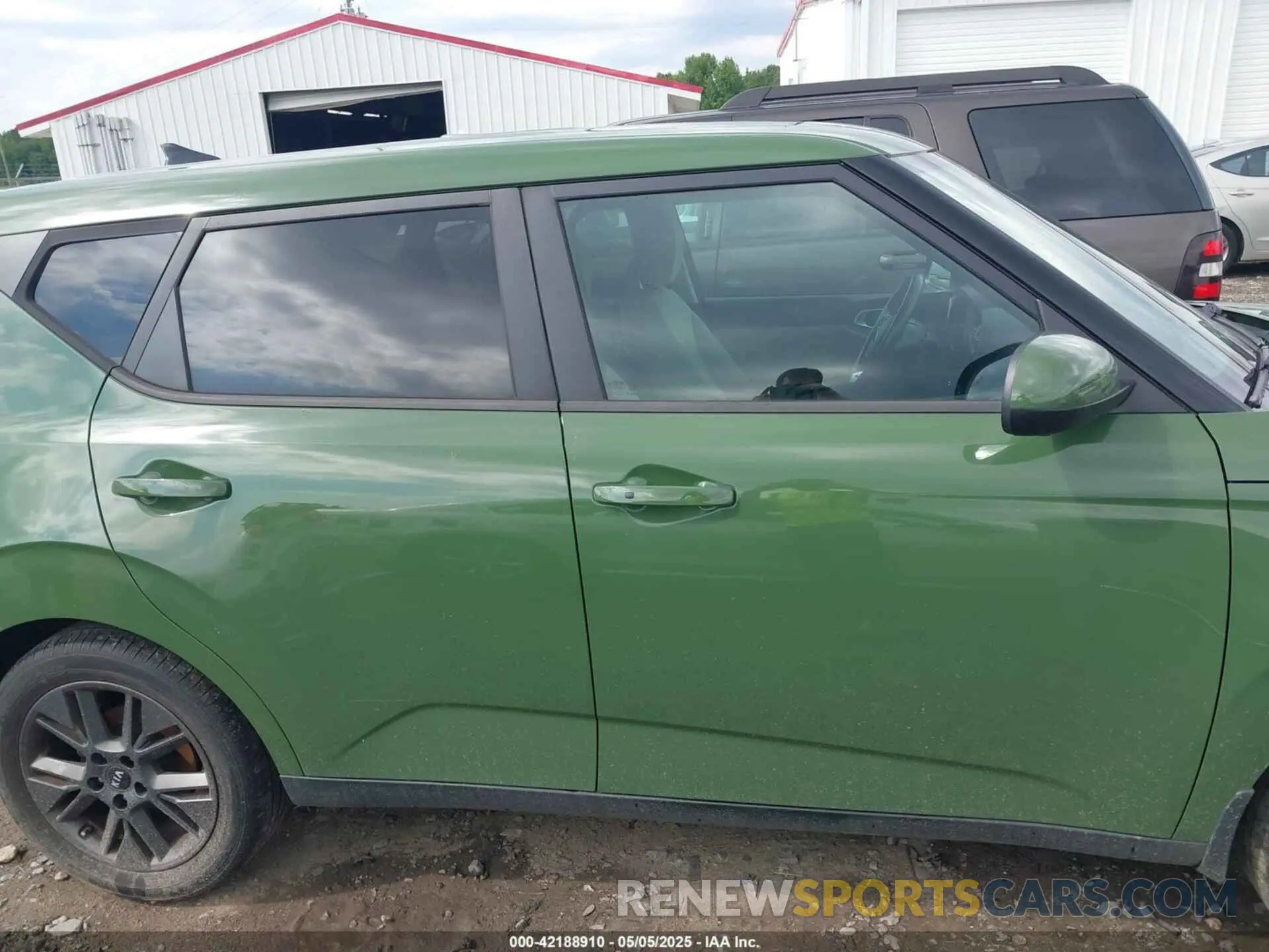 13 Photograph of a damaged car KNDJ33AU2M7133287 KIA SOUL 2021