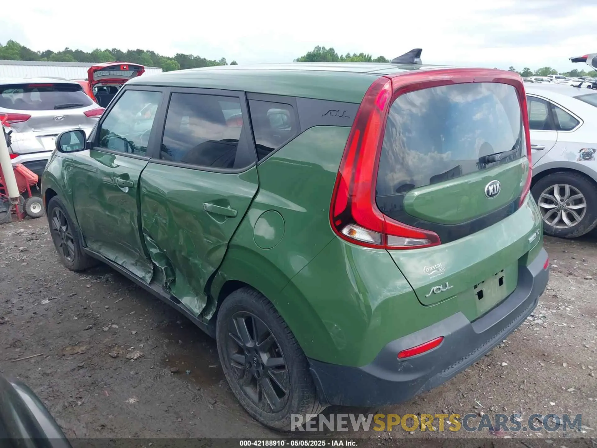 3 Photograph of a damaged car KNDJ33AU2M7133287 KIA SOUL 2021