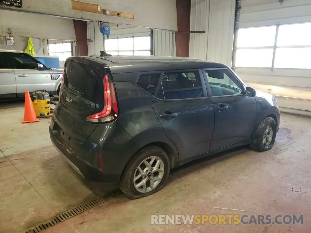 3 Фотография поврежденного автомобиля KNDJ23AU6P7878731 KIA SOUL 2023