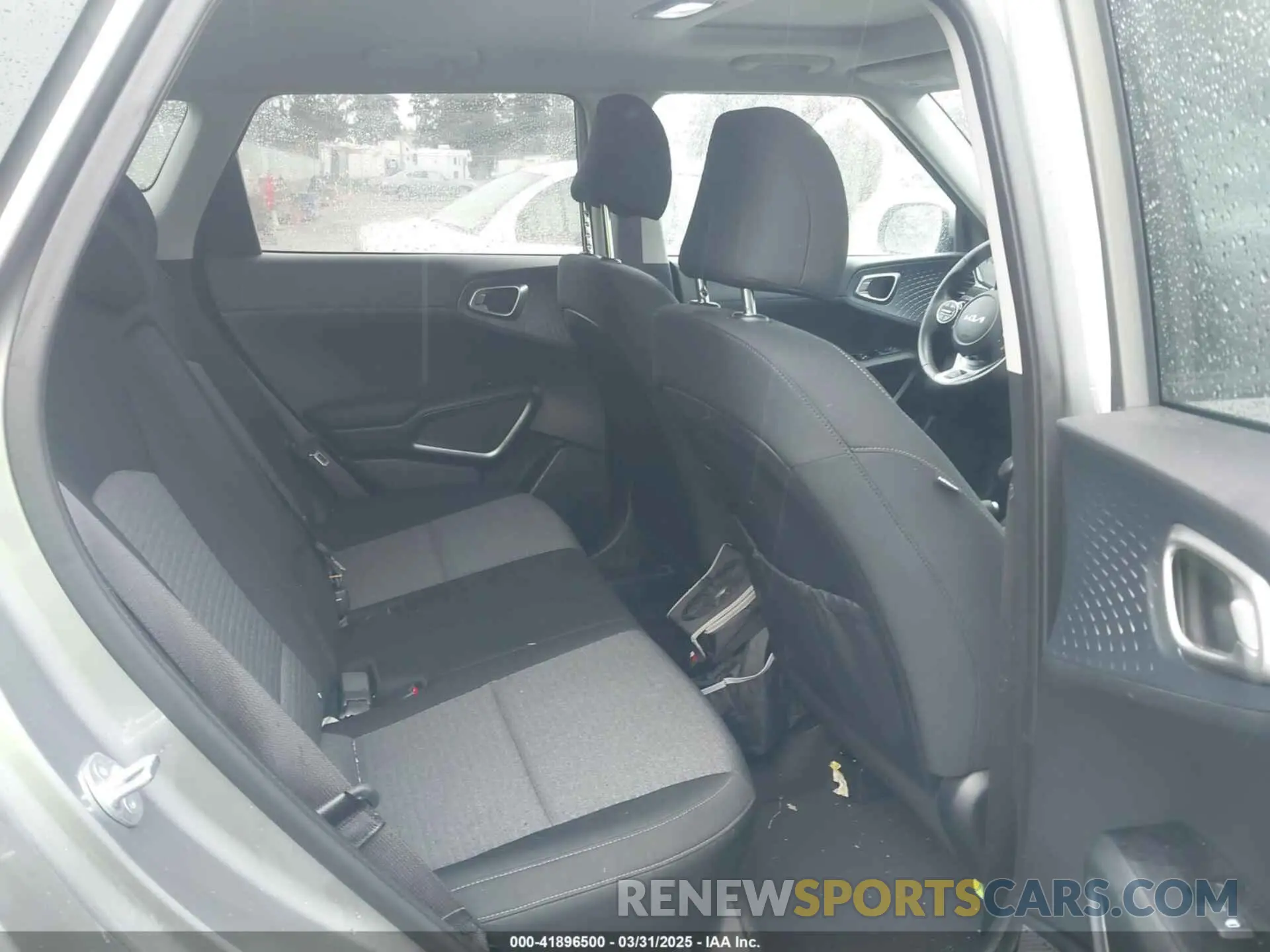 8 Фотография поврежденного автомобиля KNDJ33AU8P7896113 KIA SOUL 2023