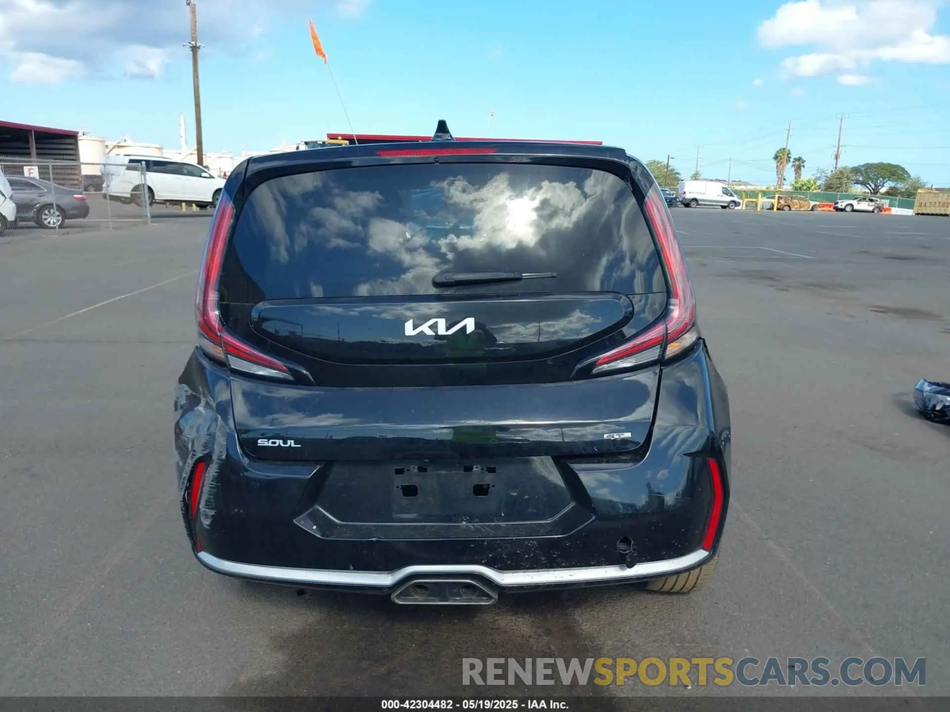 17 Photograph of a damaged car KNDJ53AUXP7849451 KIA SOUL 2023