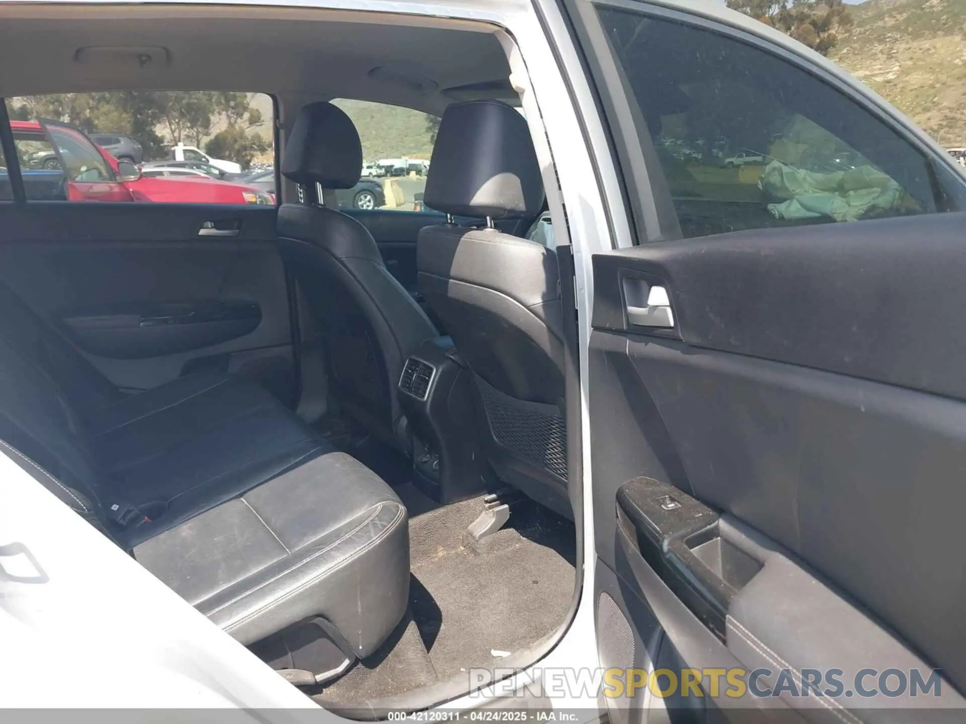 8 Photograph of a damaged car KNDPN3AC4K7586464 KIA SPORTAGE 2019