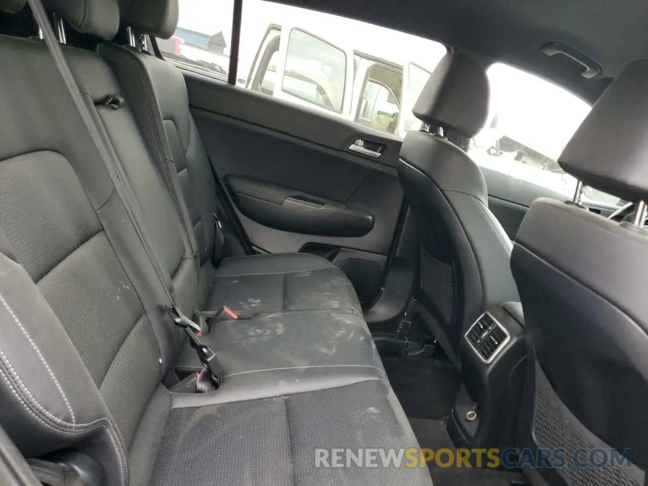 11 Photograph of a damaged car KNDP6CAC3L7658978 KIA SPORTAGE 2020