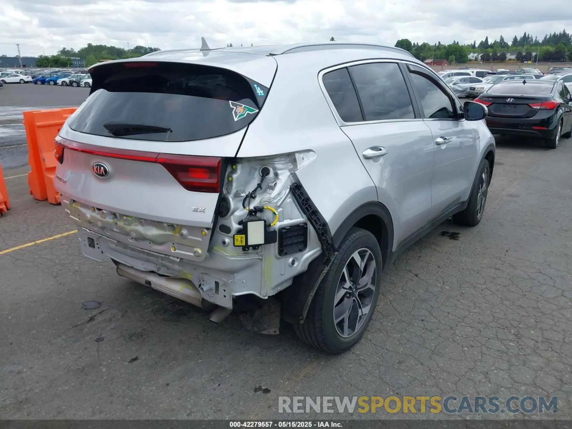 4 Photograph of a damaged car KNDPNCAC3L7698979 KIA SPORTAGE 2020
