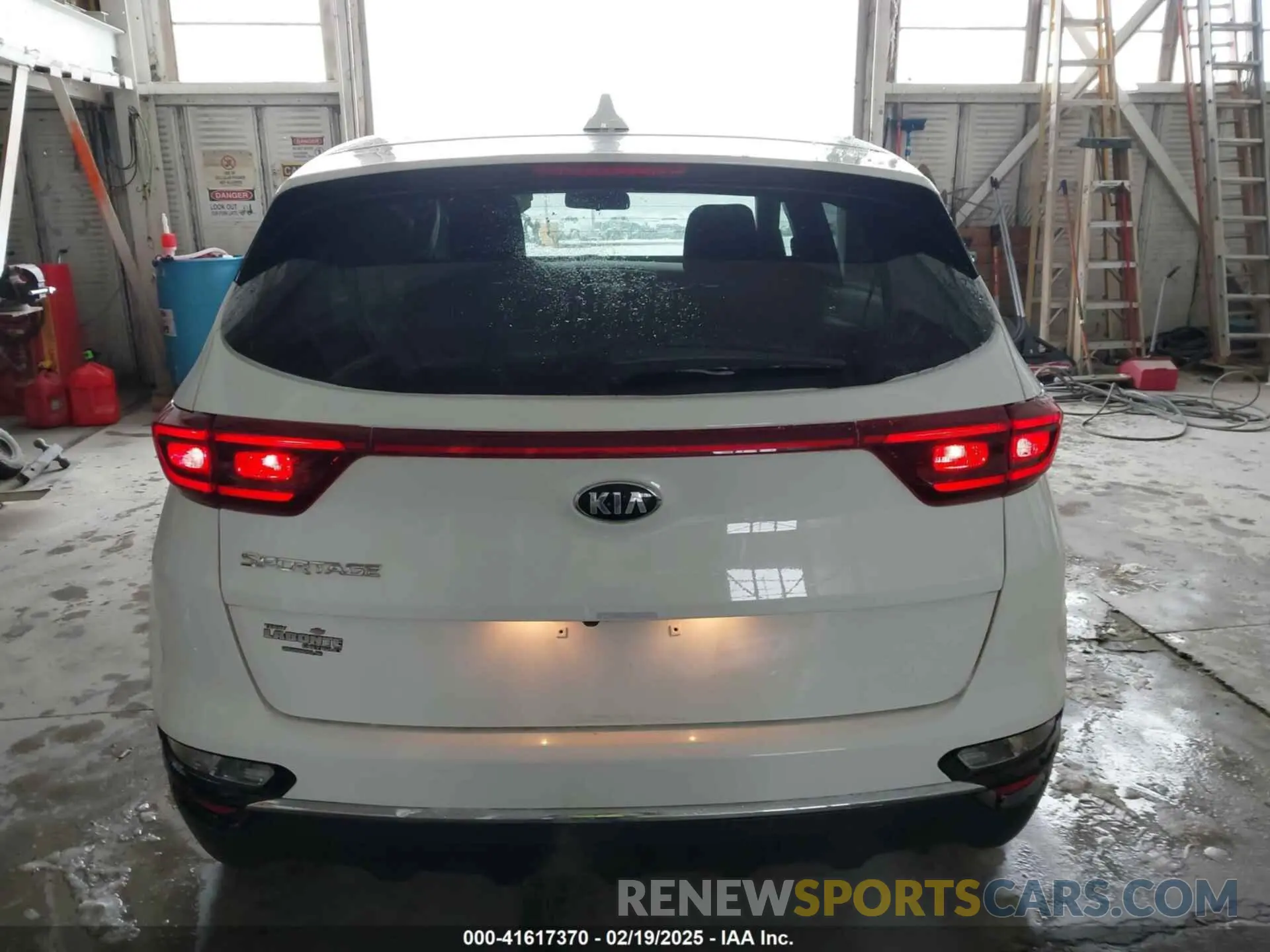 16 Photograph of a damaged car KNDPMCAC2M7889815 KIA SPORTAGE 2021