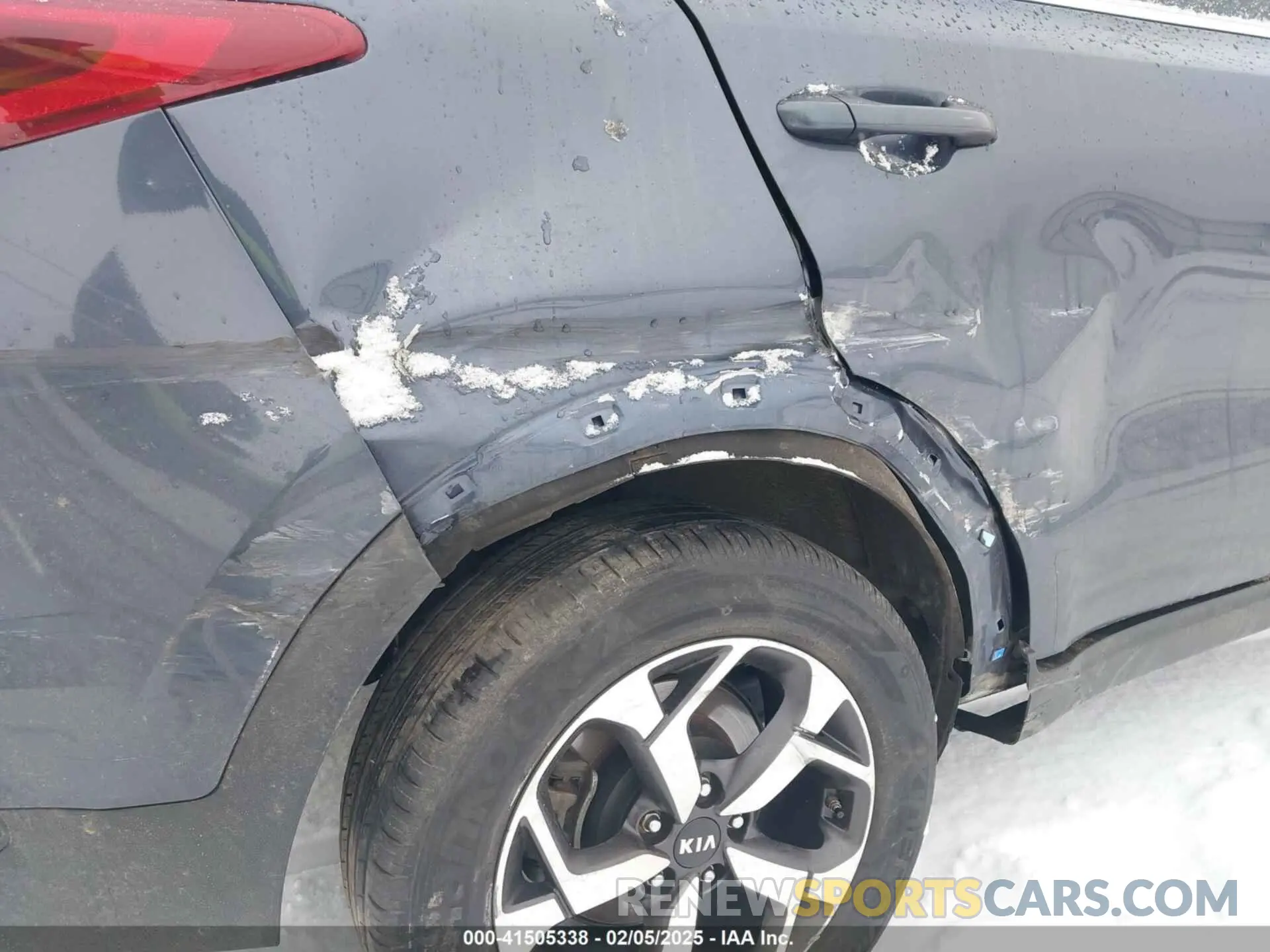 17 Photograph of a damaged car KNDPMCAC9M7843267 KIA SPORTAGE 2021