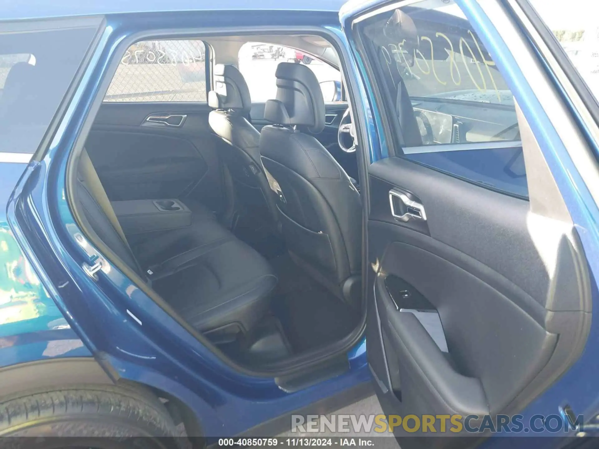 8 Фотография поврежденного автомобиля 5XYK33AF7PG043842 KIA SPORTAGE 2023