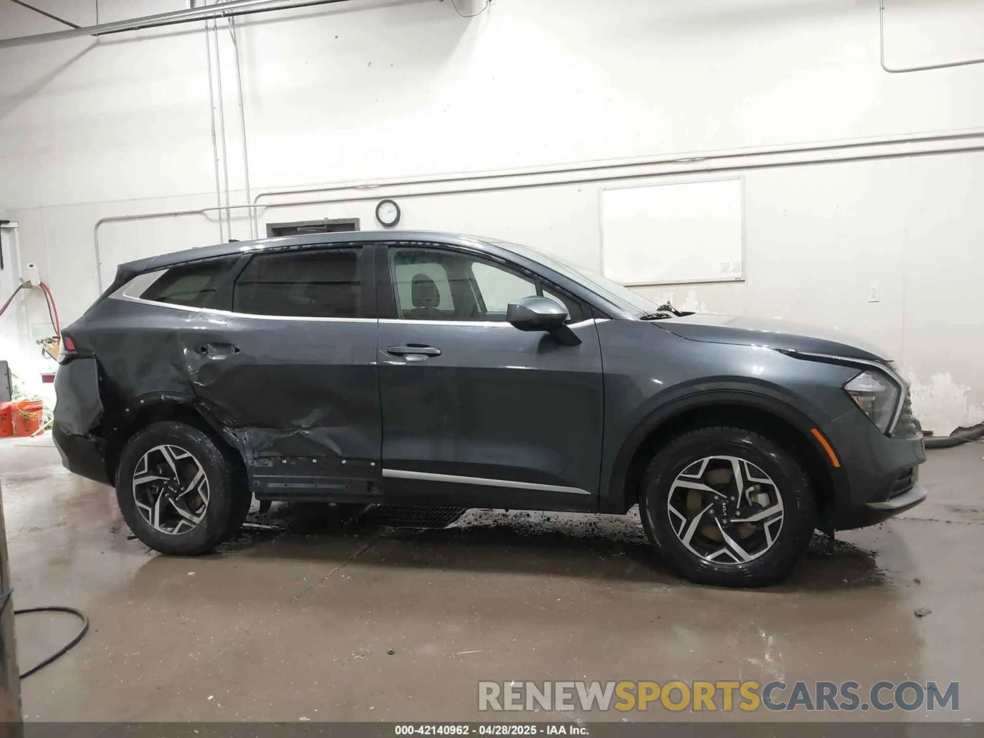 13 Фотография поврежденного автомобиля KNDPUCAF5P7175028 KIA SPORTAGE 2023