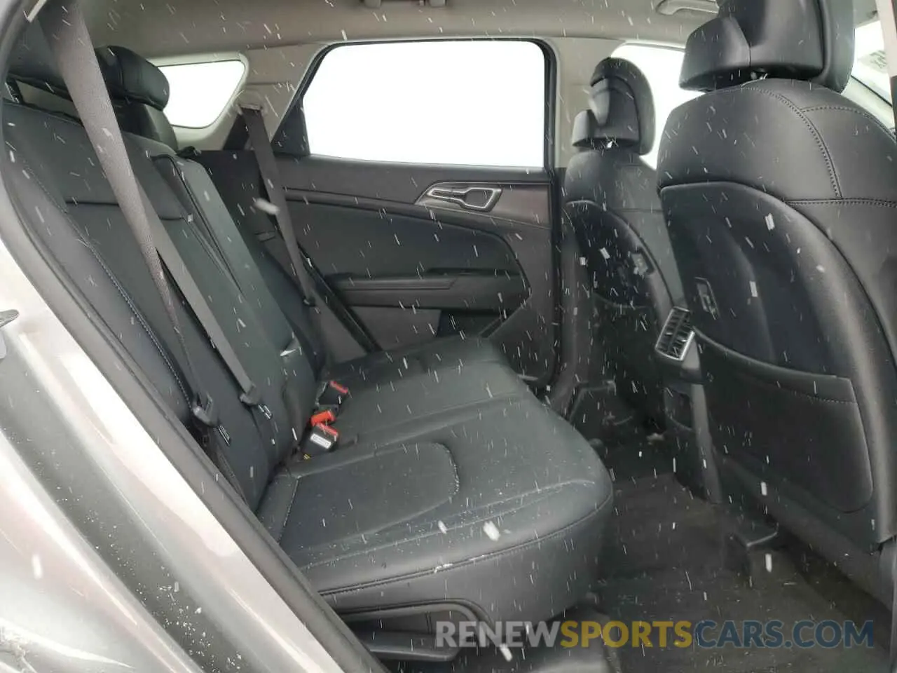 11 Photograph of a damaged car KNDPV3DF4R7270899 KIA SPORTAGE 2024