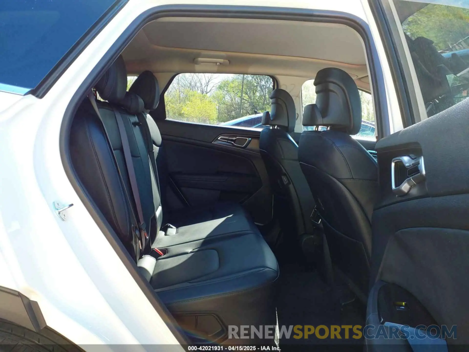 8 Photograph of a damaged car KNDPVCAG5P7077588 KIA SPORTAGE HYBRID 2023