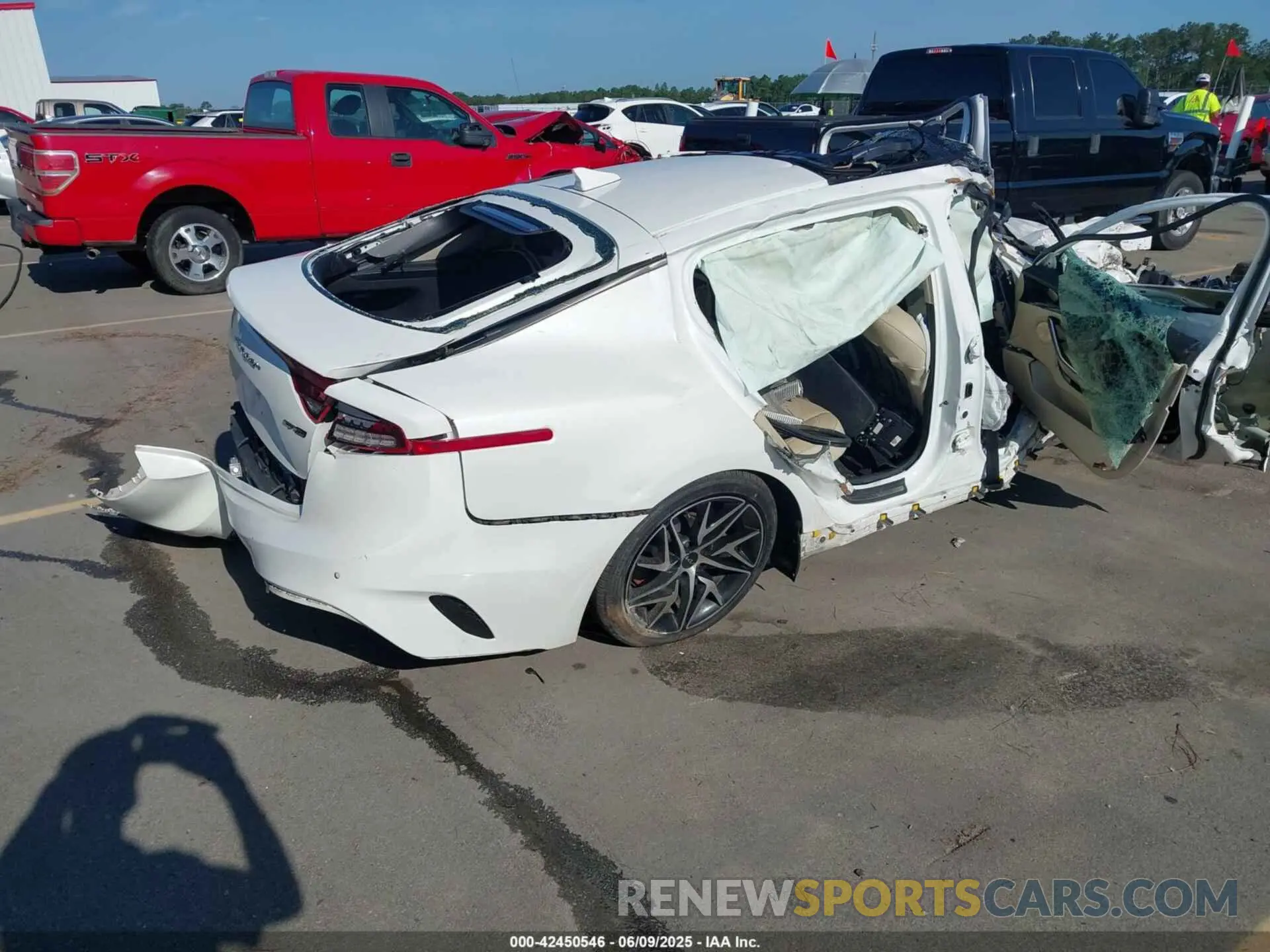 4 Photograph of a damaged car KNAE35LDXN6113254 KIA STINGER 2022