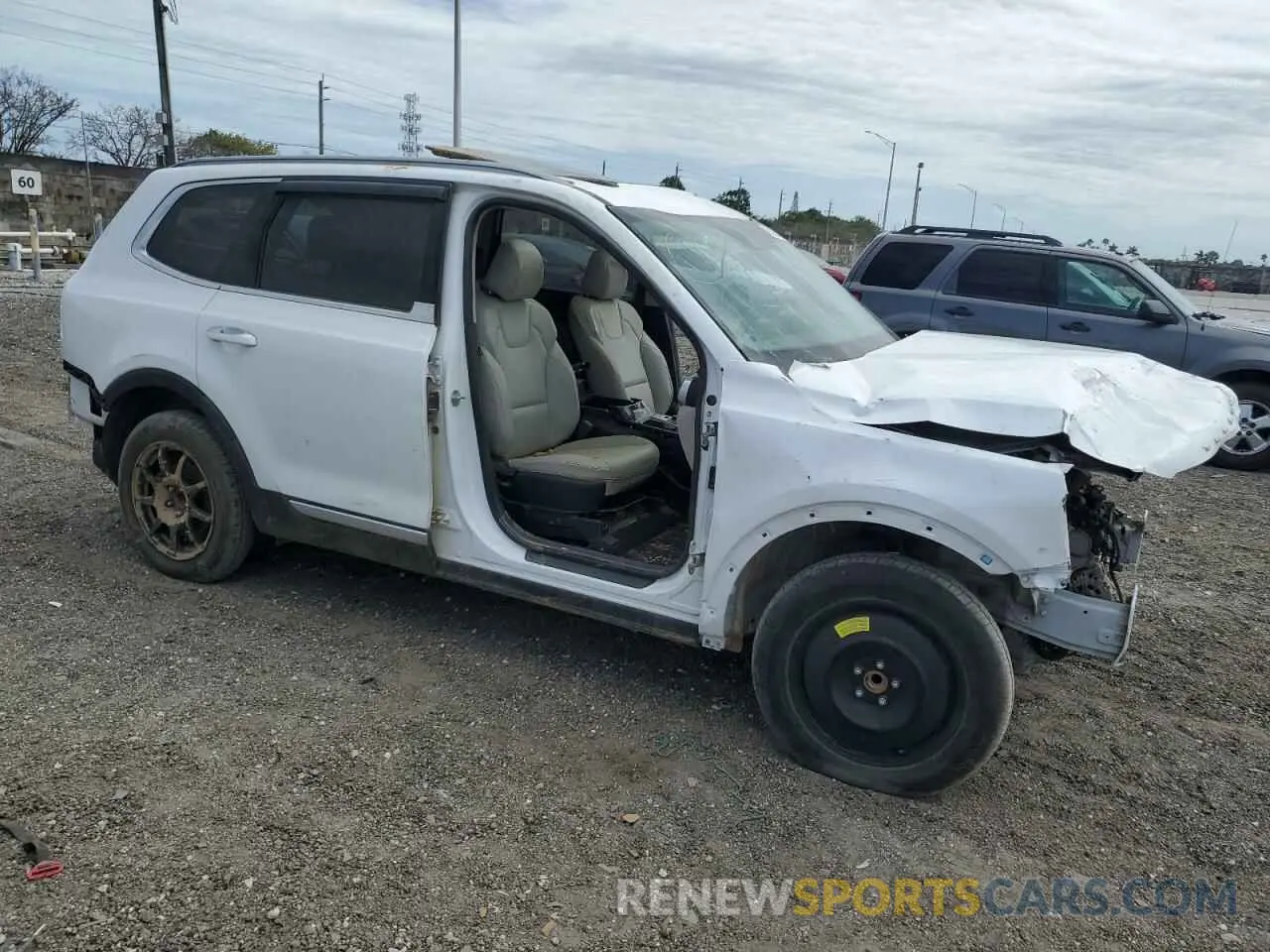 4 Photograph of a damaged car 5XYP64HC1LG009842 KIA TELLURIDE 2020
