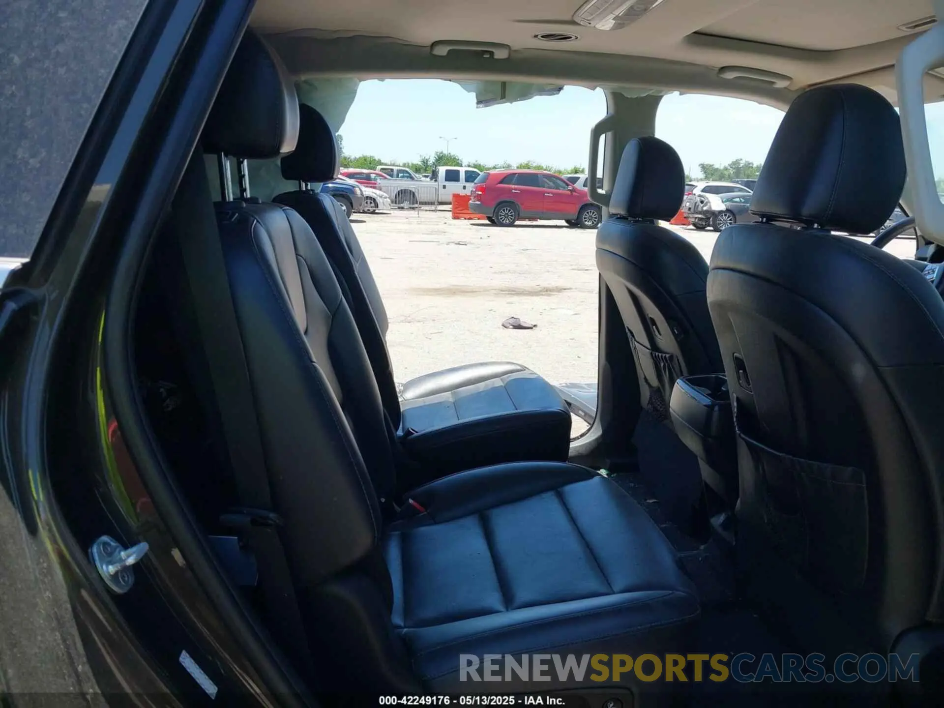 8 Photograph of a damaged car 5XYP64HC2LG054918 KIA TELLURIDE 2020