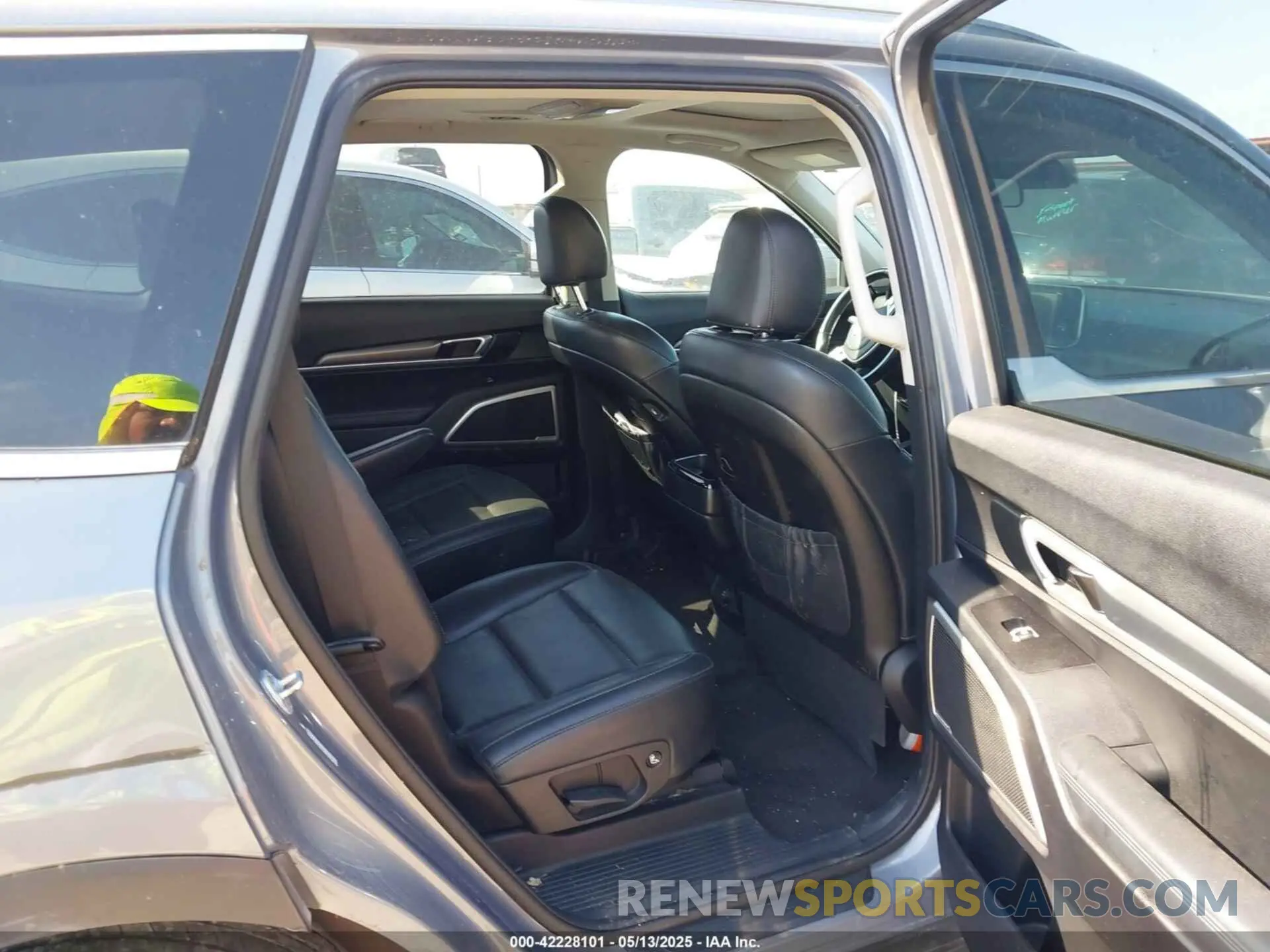 8 Photograph of a damaged car 5XYP64HC5LG029303 KIA TELLURIDE 2020