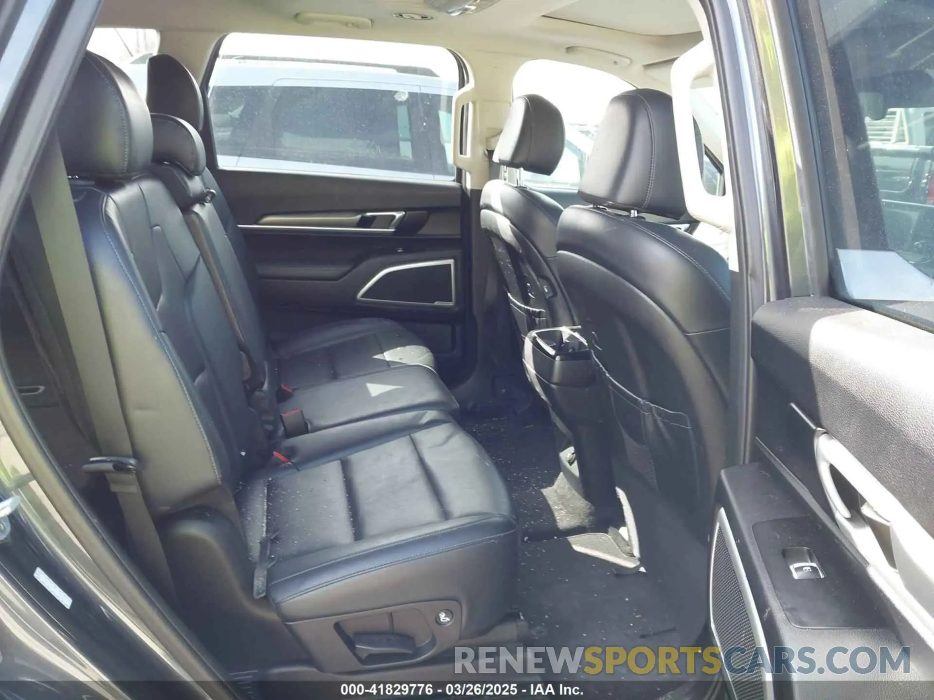 8 Photograph of a damaged car 5XYP64HC9LG006929 KIA TELLURIDE 2020