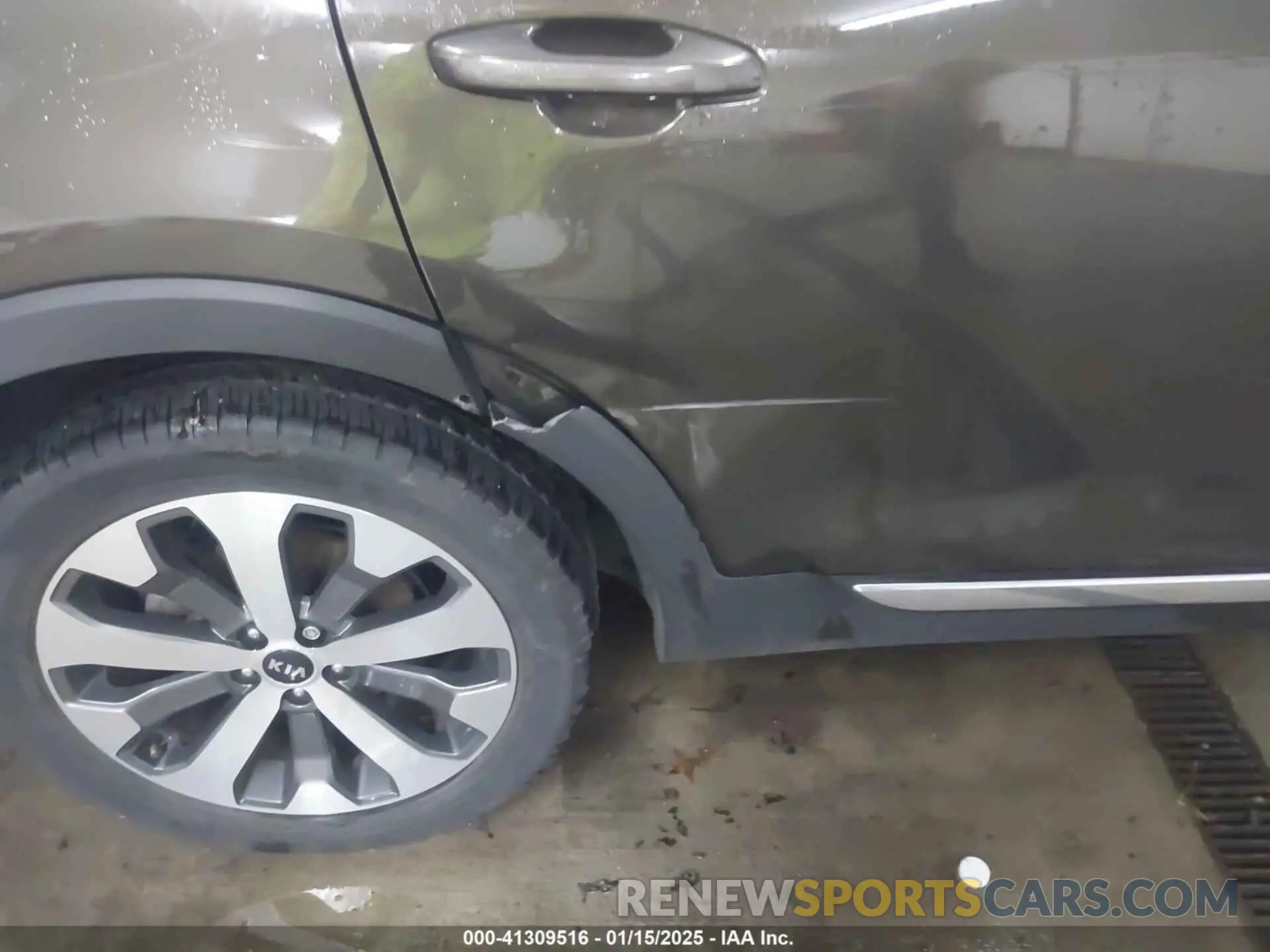17 Photograph of a damaged car 5XYP3DHC1MG117789 KIA TELLURIDE 2021