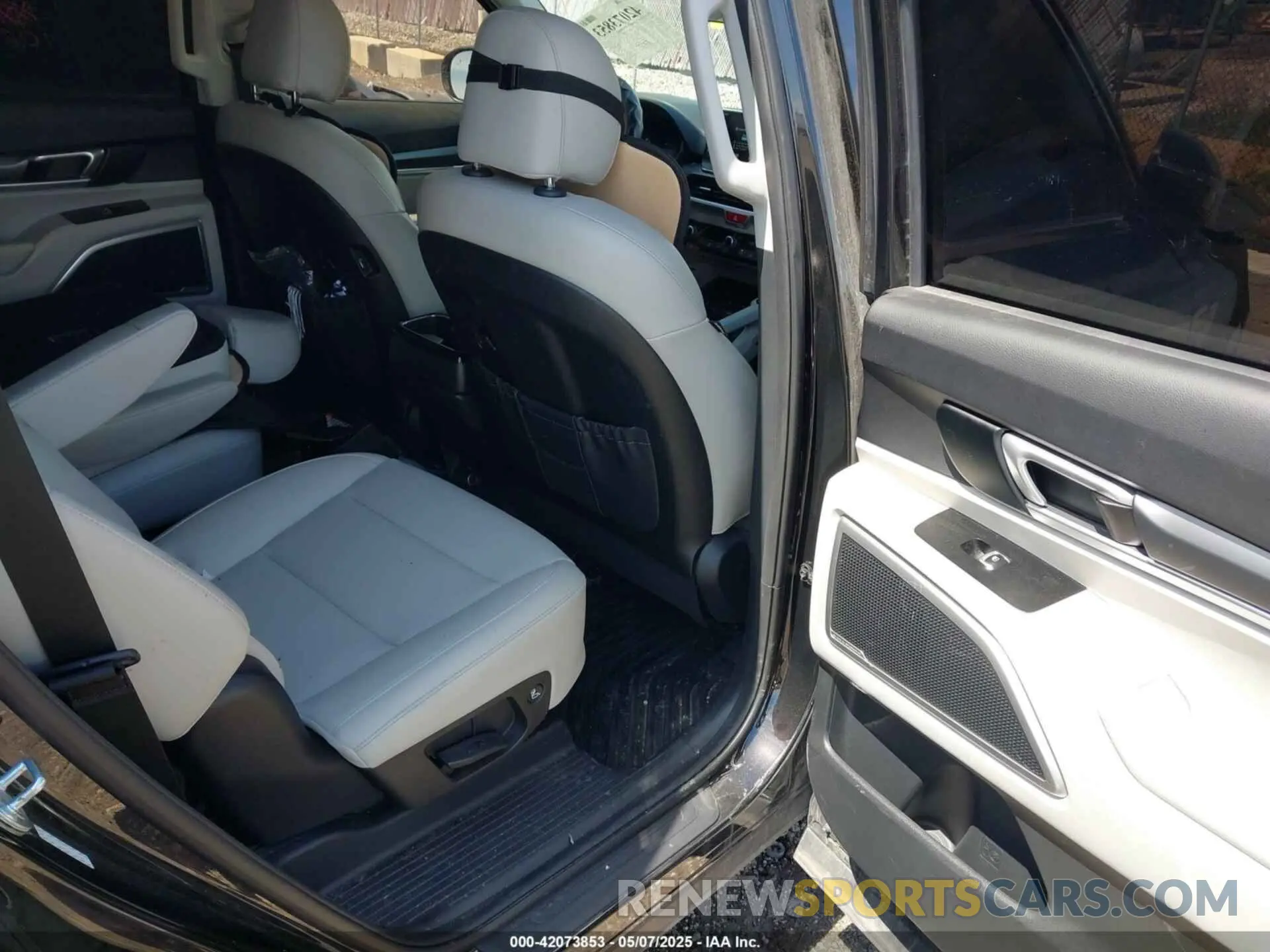 8 Photograph of a damaged car 5XYP6DHC9MG103470 KIA TELLURIDE 2021