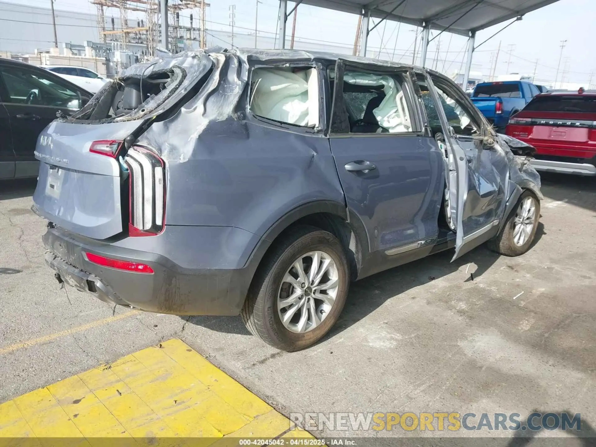 4 Photograph of a damaged car 5XYP2DHC7NG221269 KIA TELLURIDE 2022