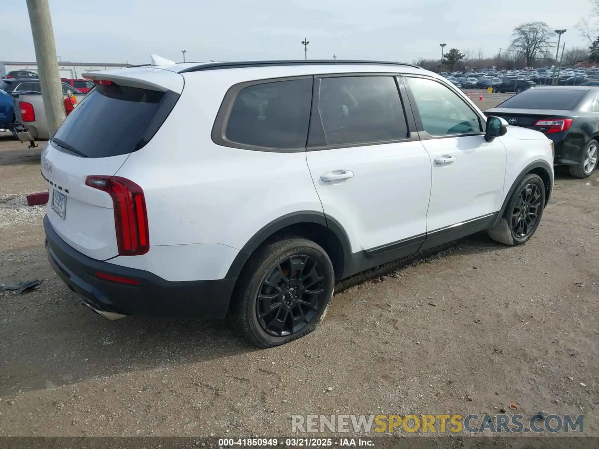 4 Photograph of a damaged car 5XYP3DHC3NG204367 KIA TELLURIDE 2022