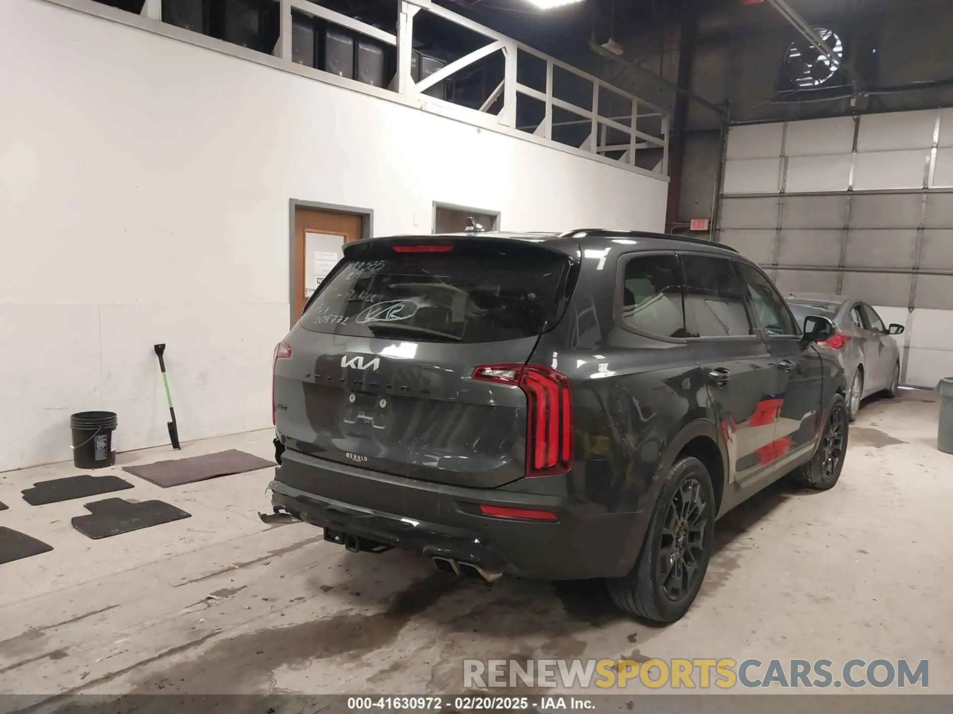 4 Photograph of a damaged car 5XYP3DHC4NG209772 KIA TELLURIDE 2022
