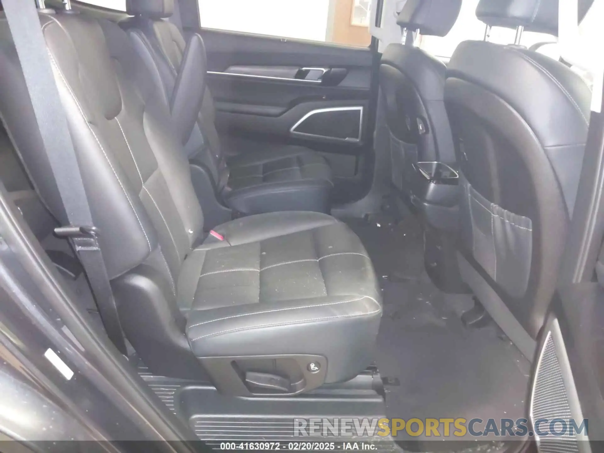 8 Photograph of a damaged car 5XYP3DHC4NG209772 KIA TELLURIDE 2022