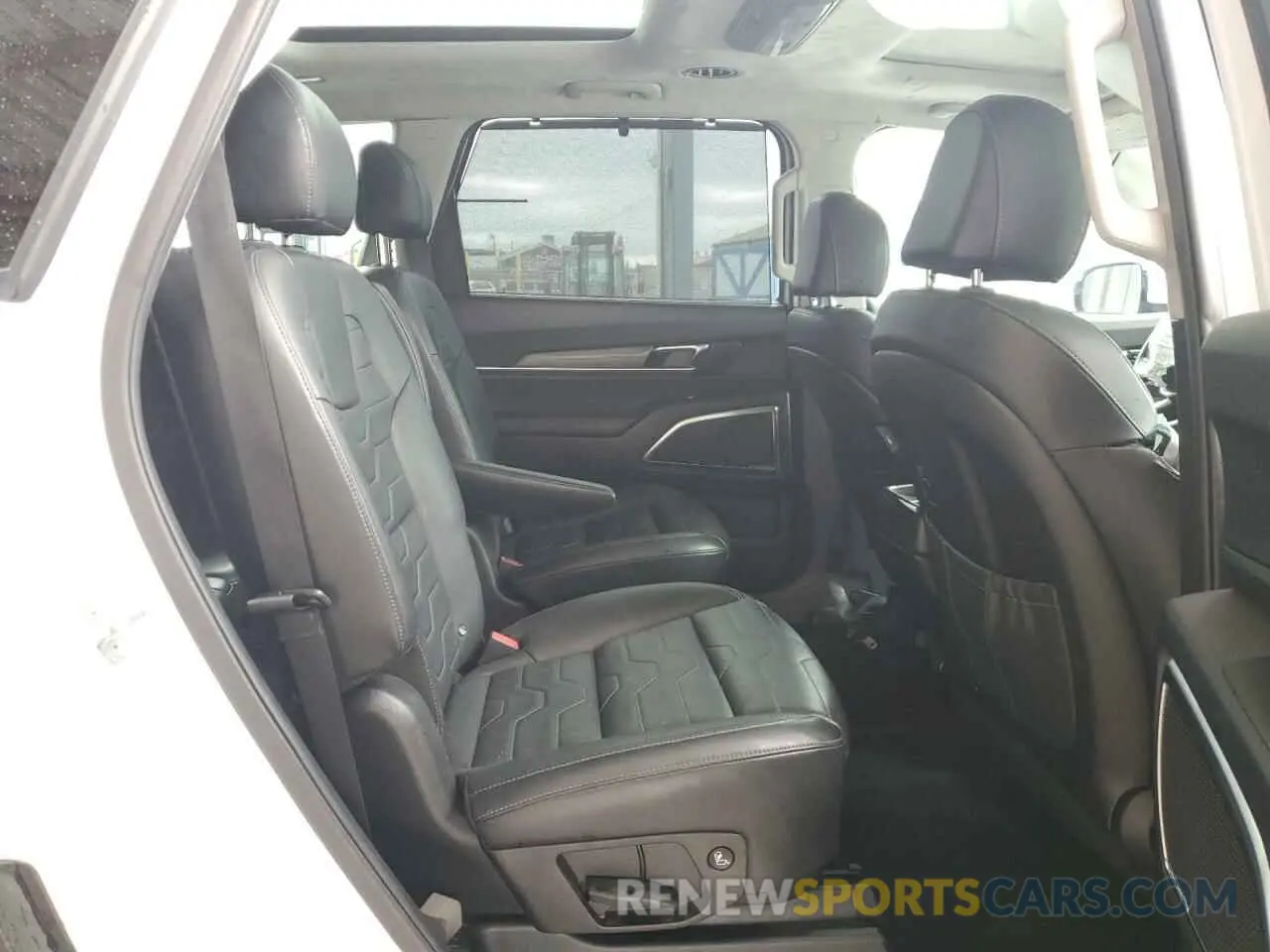 11 Photograph of a damaged car 5XYP5DHC8NG256037 KIA TELLURIDE 2022