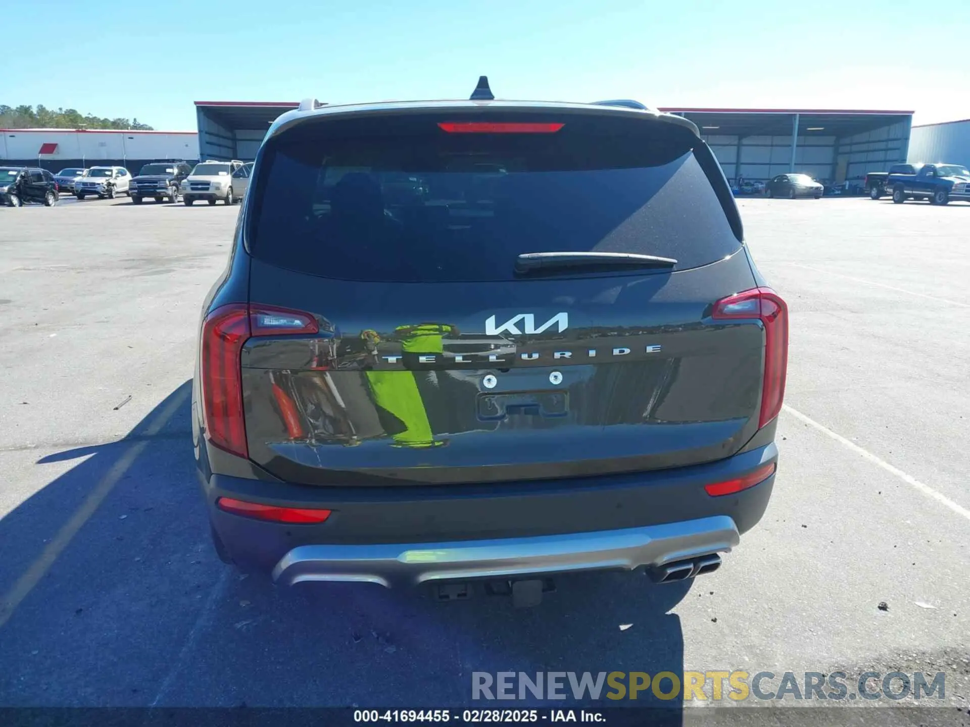 17 Photograph of a damaged car 5XYP64HC1NG261271 KIA TELLURIDE 2022
