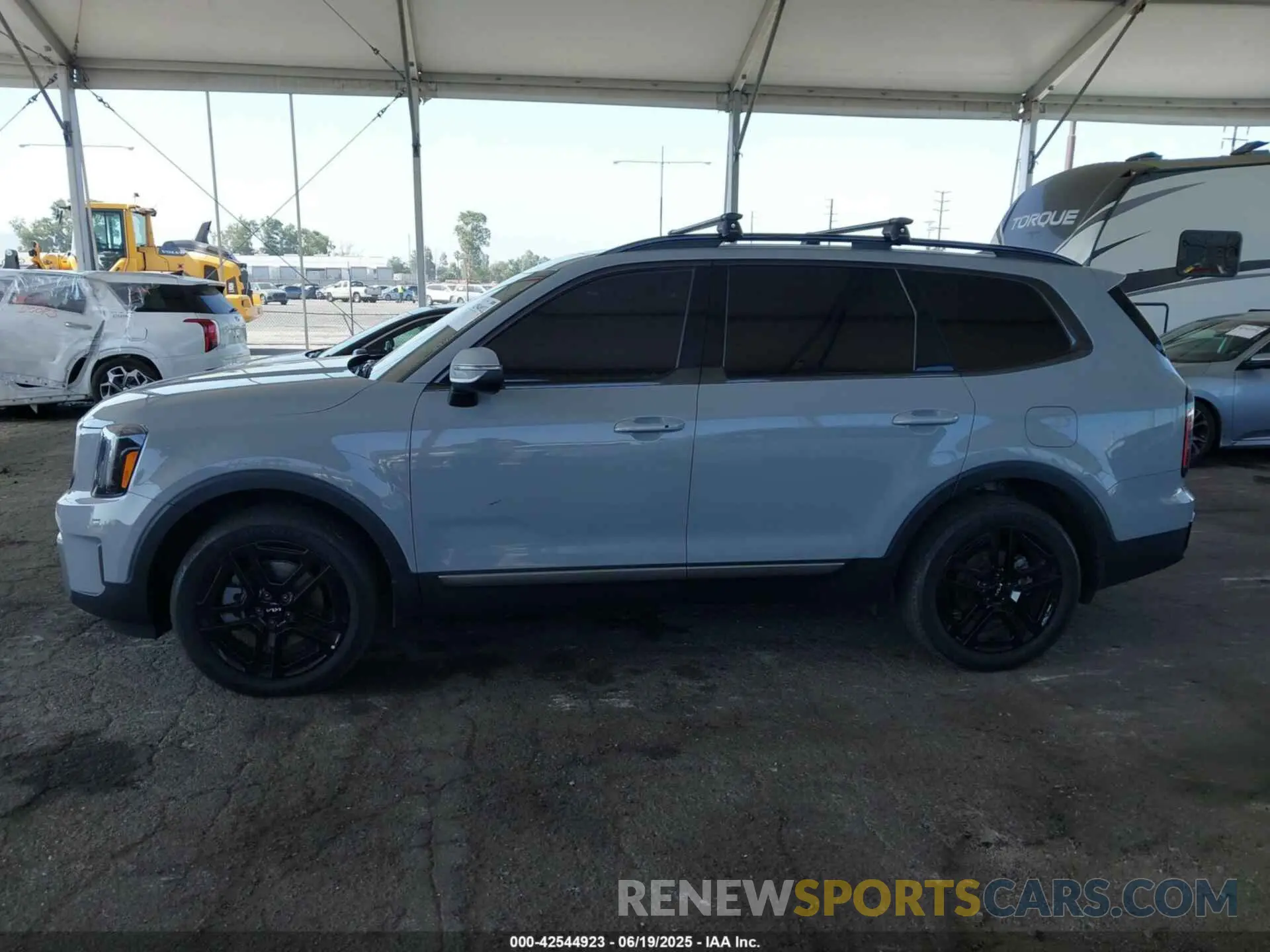 14 Photograph of a damaged car 5XYP3DGC0PG395945 KIA TELLURIDE 2023