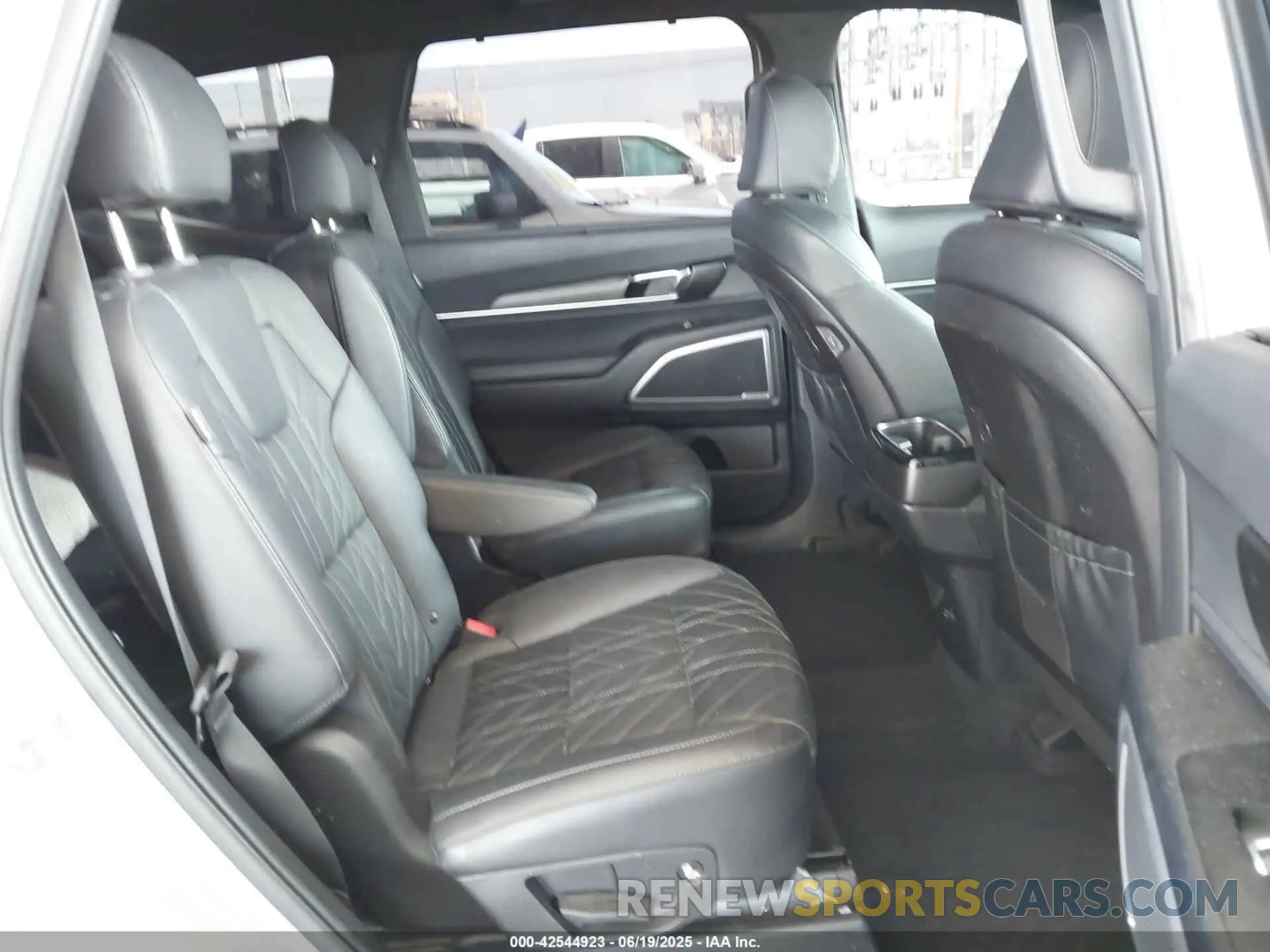 8 Photograph of a damaged car 5XYP3DGC0PG395945 KIA TELLURIDE 2023