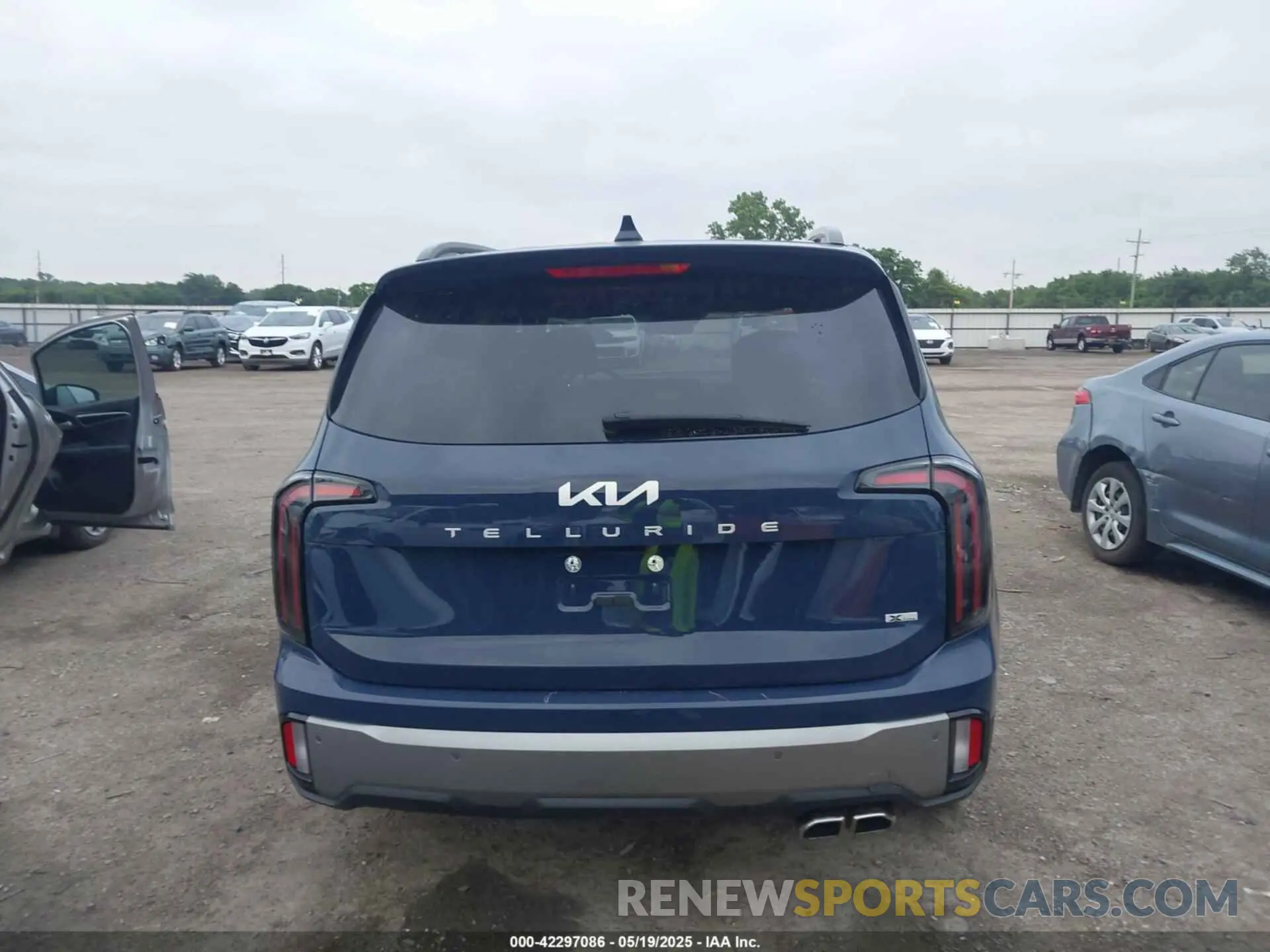 17 Photograph of a damaged car 5XYP5DGC3PG410674 KIA TELLURIDE 2023
