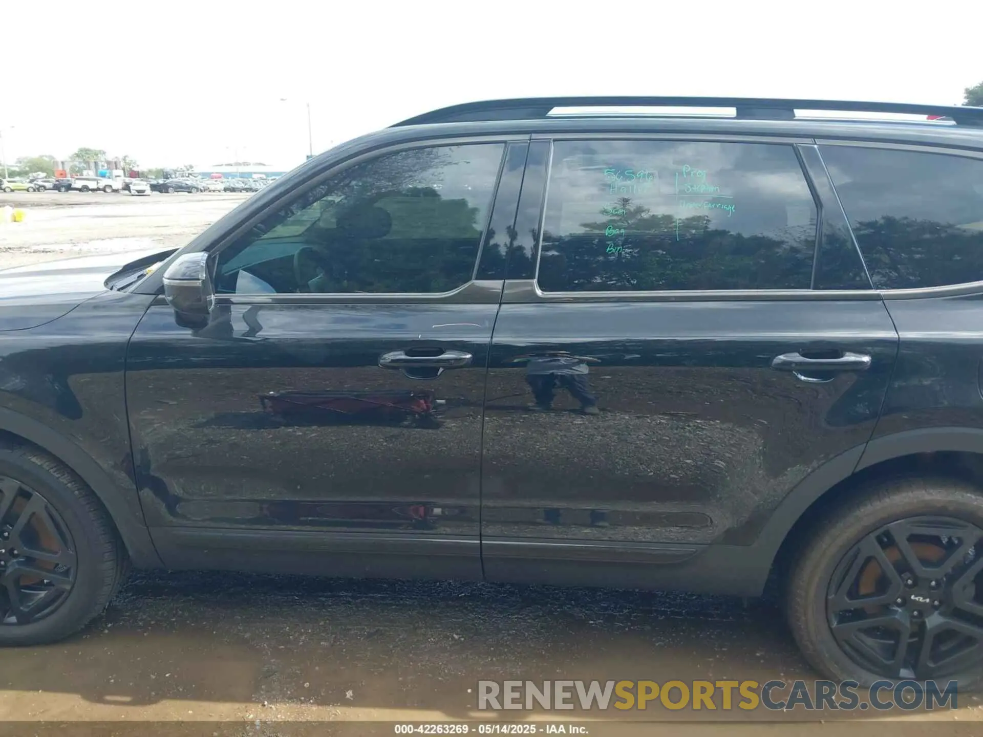 14 Photograph of a damaged car 5XYP5DGC7RG409708 KIA TELLURIDE 2024