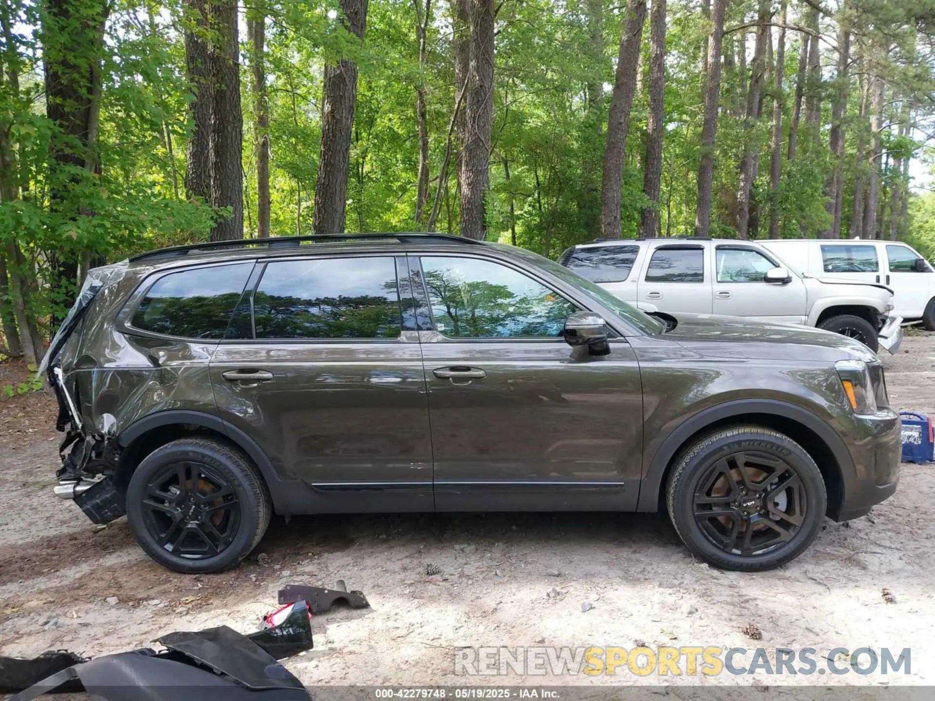 13 Photograph of a damaged car 5XYP5DGC8RG530005 KIA TELLURIDE 2024