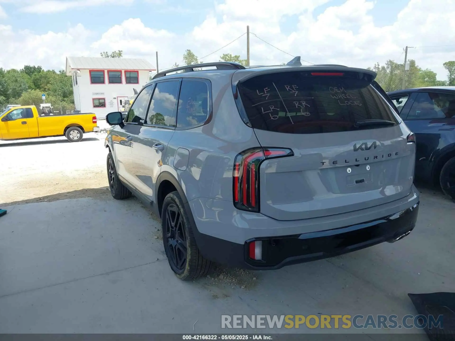 3 Photograph of a damaged car 5XYP5DGC1SG568536 KIA TELLURIDE 2025
