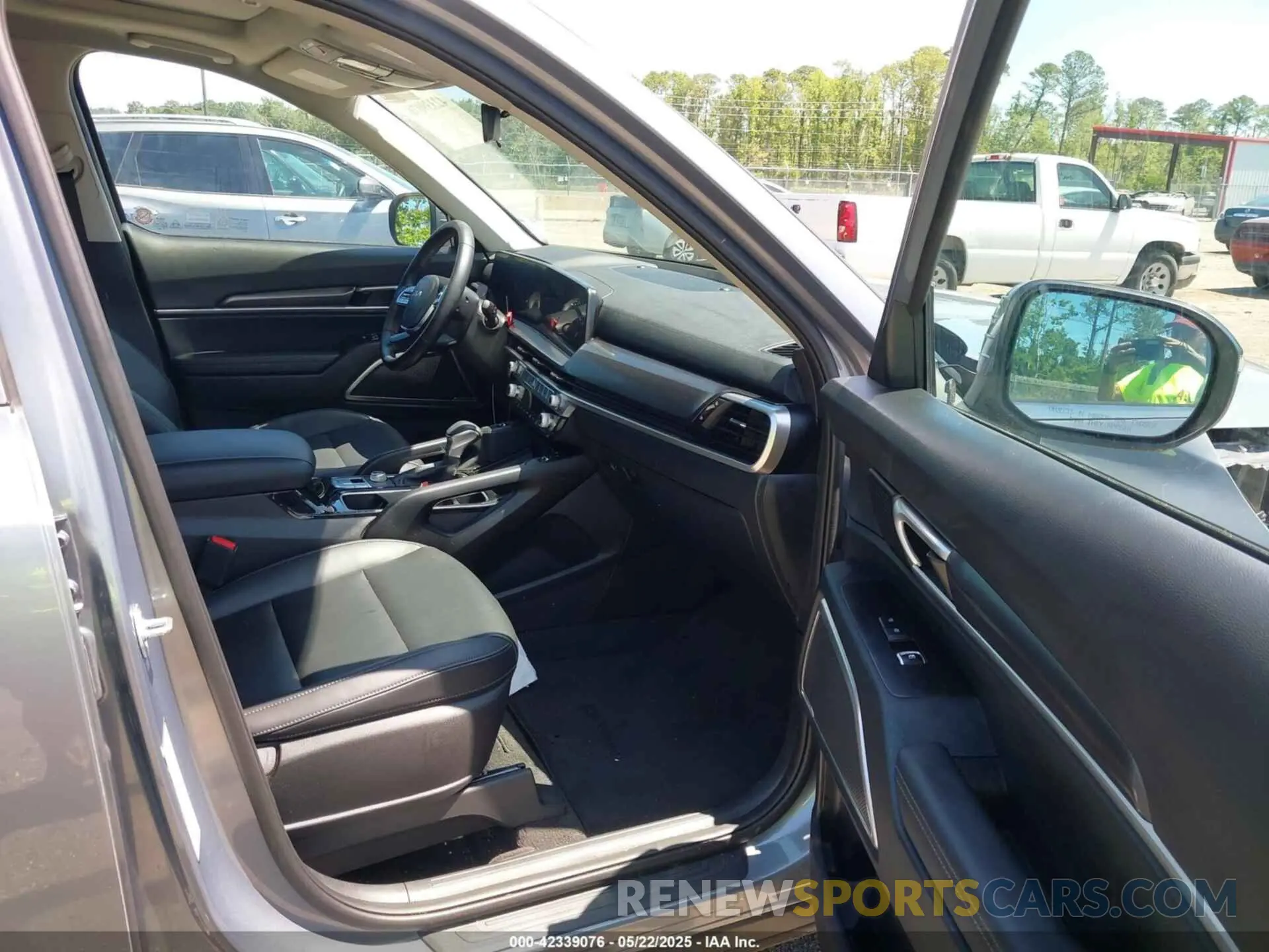 5 Photograph of a damaged car 5XYP64GC0SG589567 KIA TELLURIDE 2025