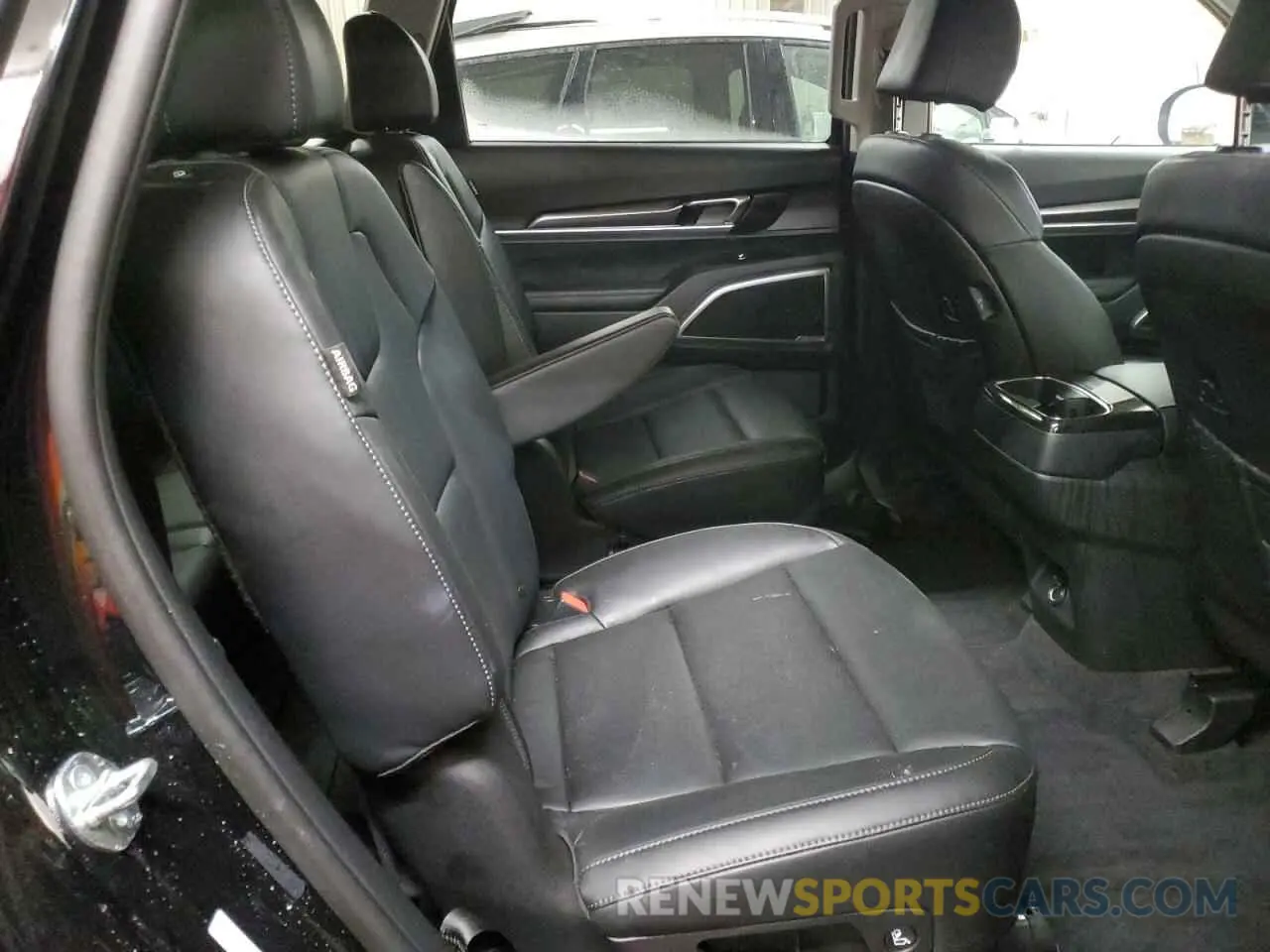 11 Photograph of a damaged car 5XYP64GC3SG598196 KIA TELLURIDE 2025