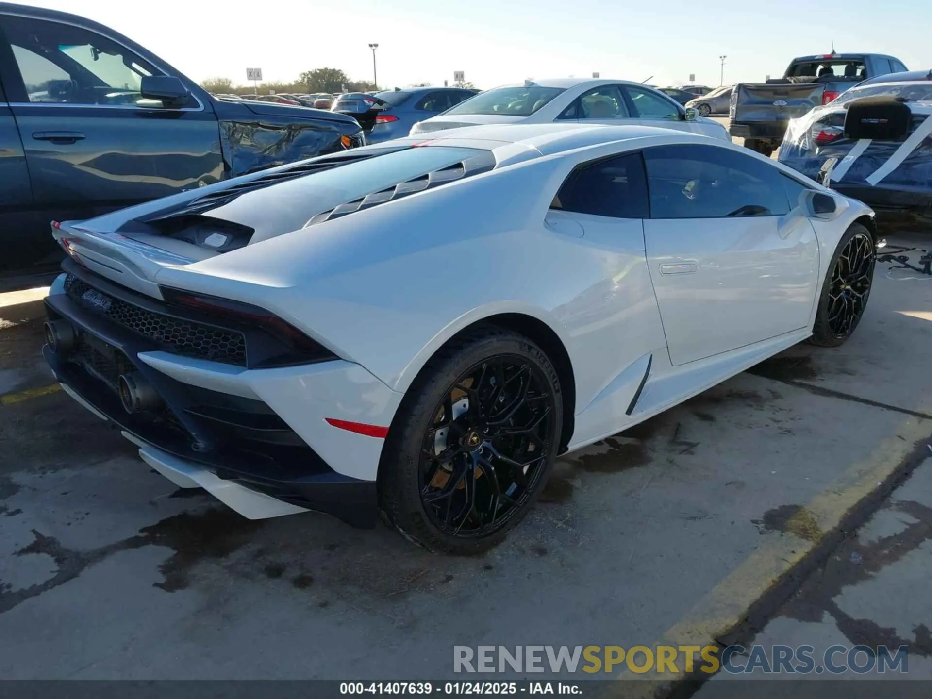 4 Photograph of a damaged car ZHWUF5ZF7MLA16358 LAMBORGHINI HURACAN EVO 2021