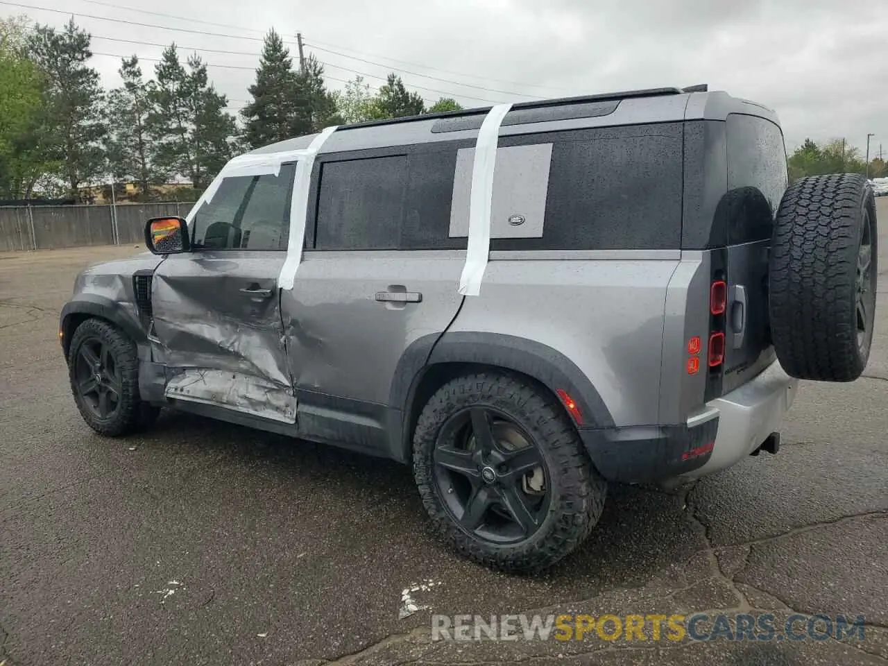 2 Photograph of a damaged car SALEP7EU5L2023135 LAND ROVER DEFENDER 2020