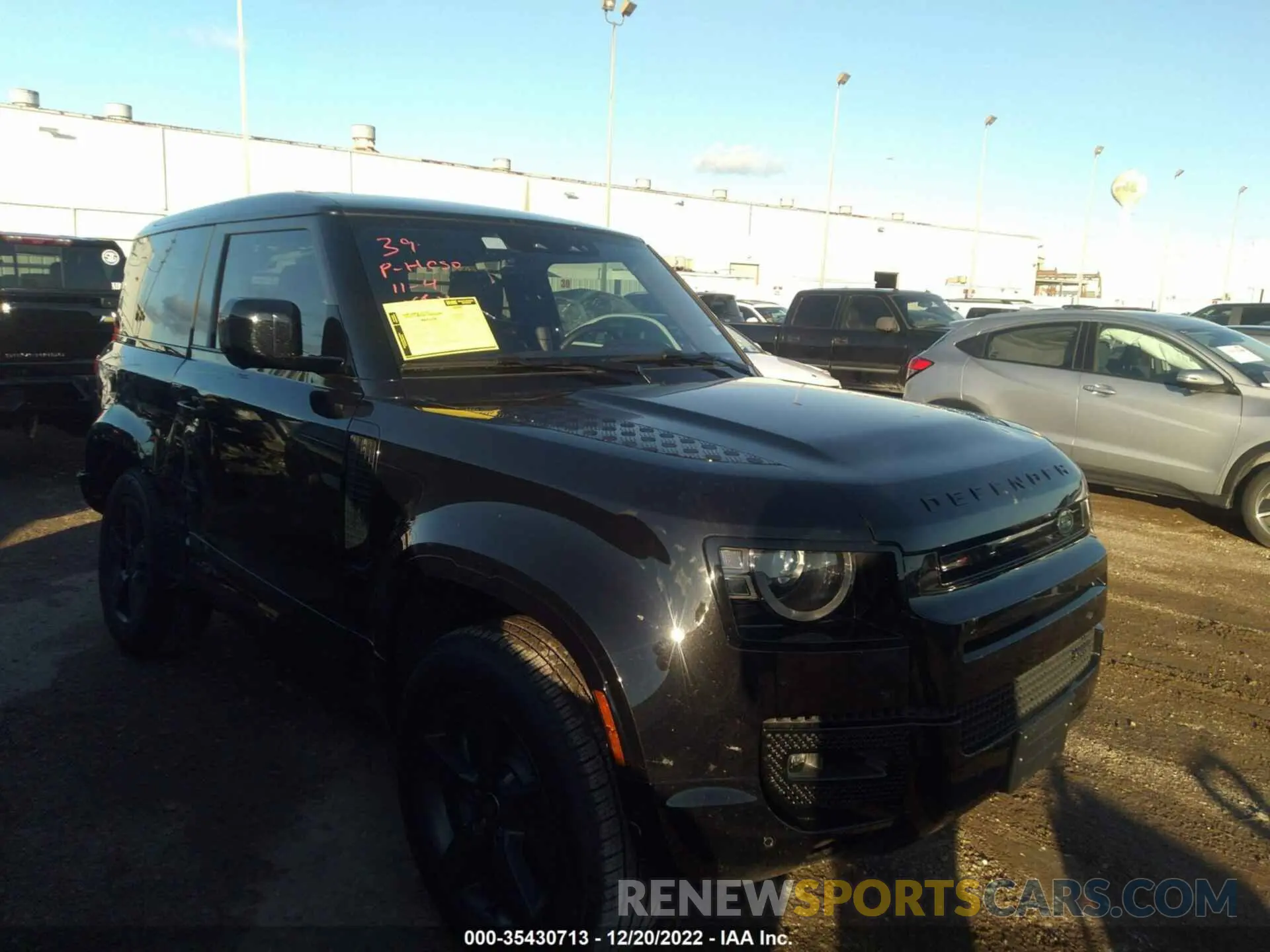 1 Фотография поврежденного автомобиля SALE36RUXN2095080 LAND ROVER DEFENDER 2022