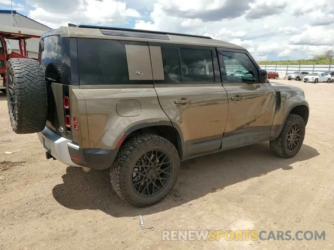 3 Photograph of a damaged car SALEPERUXN2062546 LAND ROVER DEFENDER 2022