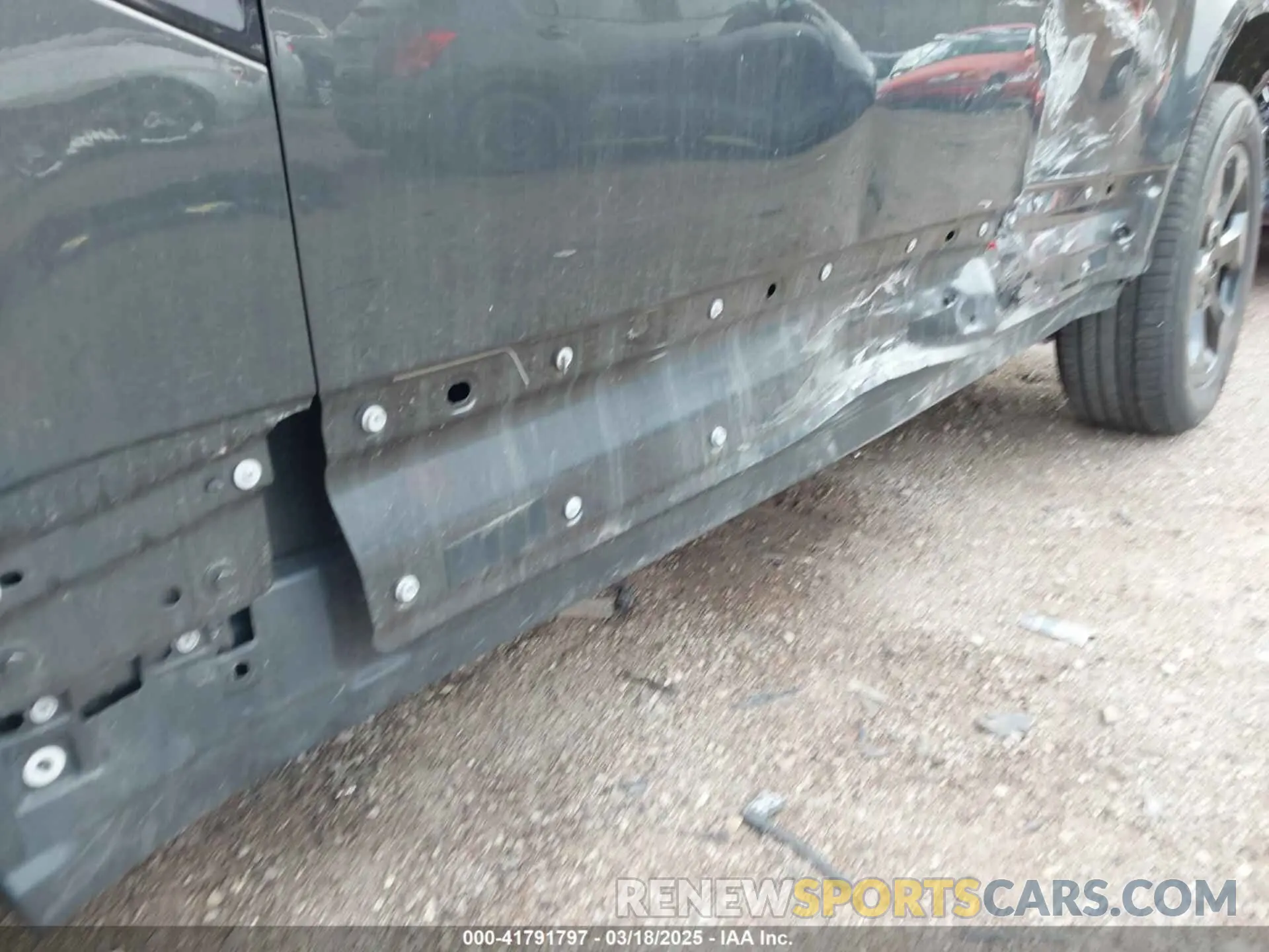 17 Photograph of a damaged car SALEJ7EX4P2239091 LAND ROVER DEFENDER 2023