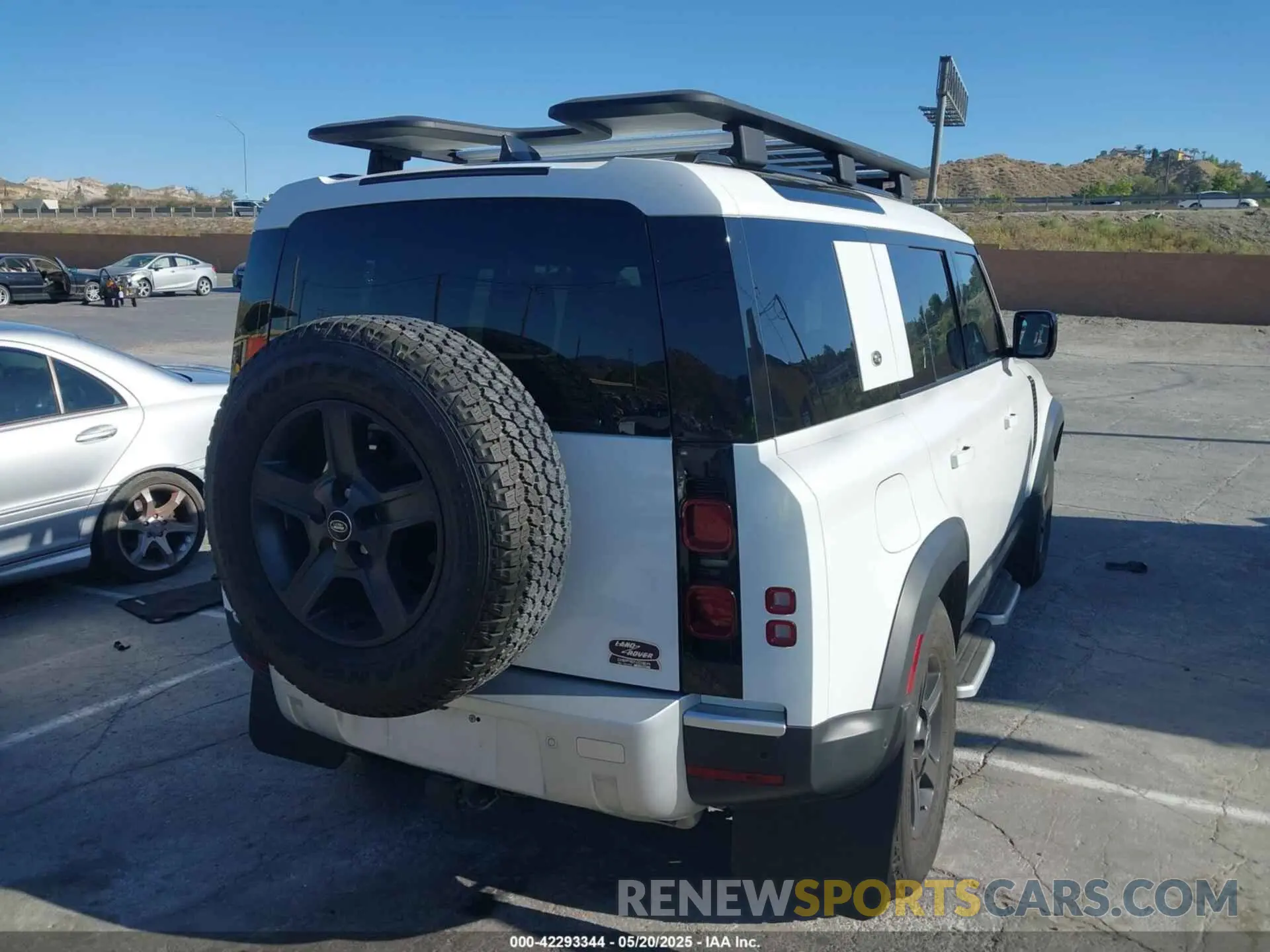 4 Фотография поврежденного автомобиля SALEJ7EX8P2110657 LAND ROVER DEFENDER 2023