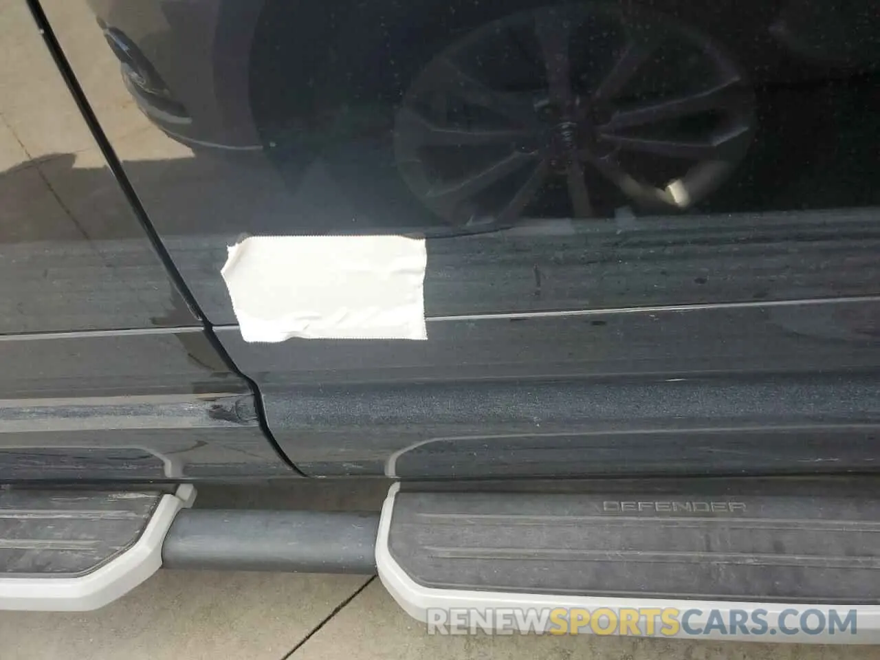 13 Photograph of a damaged car SALEWEEE5P2216679 LAND ROVER DEFENDER 2023