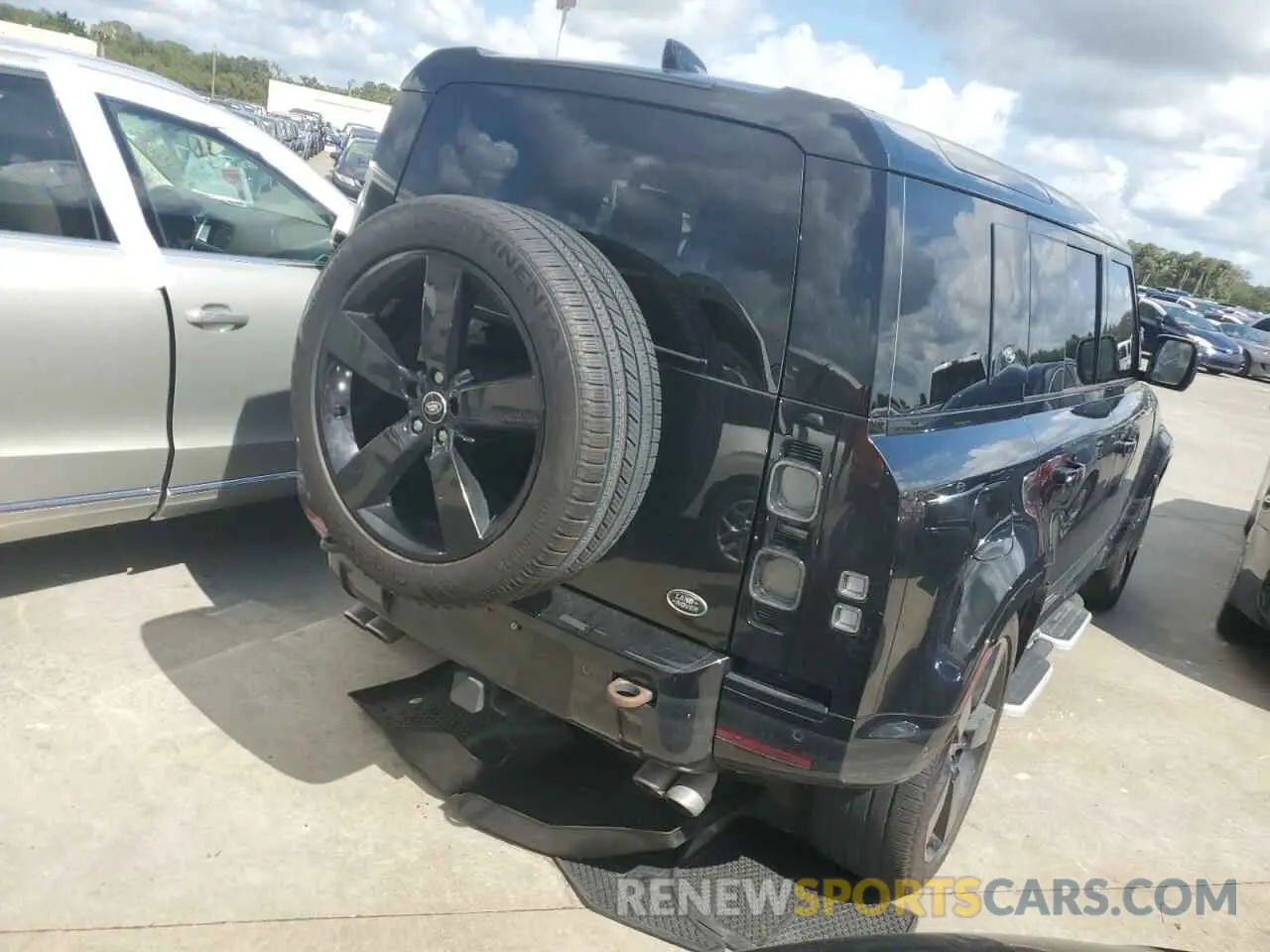 3 Photograph of a damaged car SALEWEEE5P2216679 LAND ROVER DEFENDER 2023