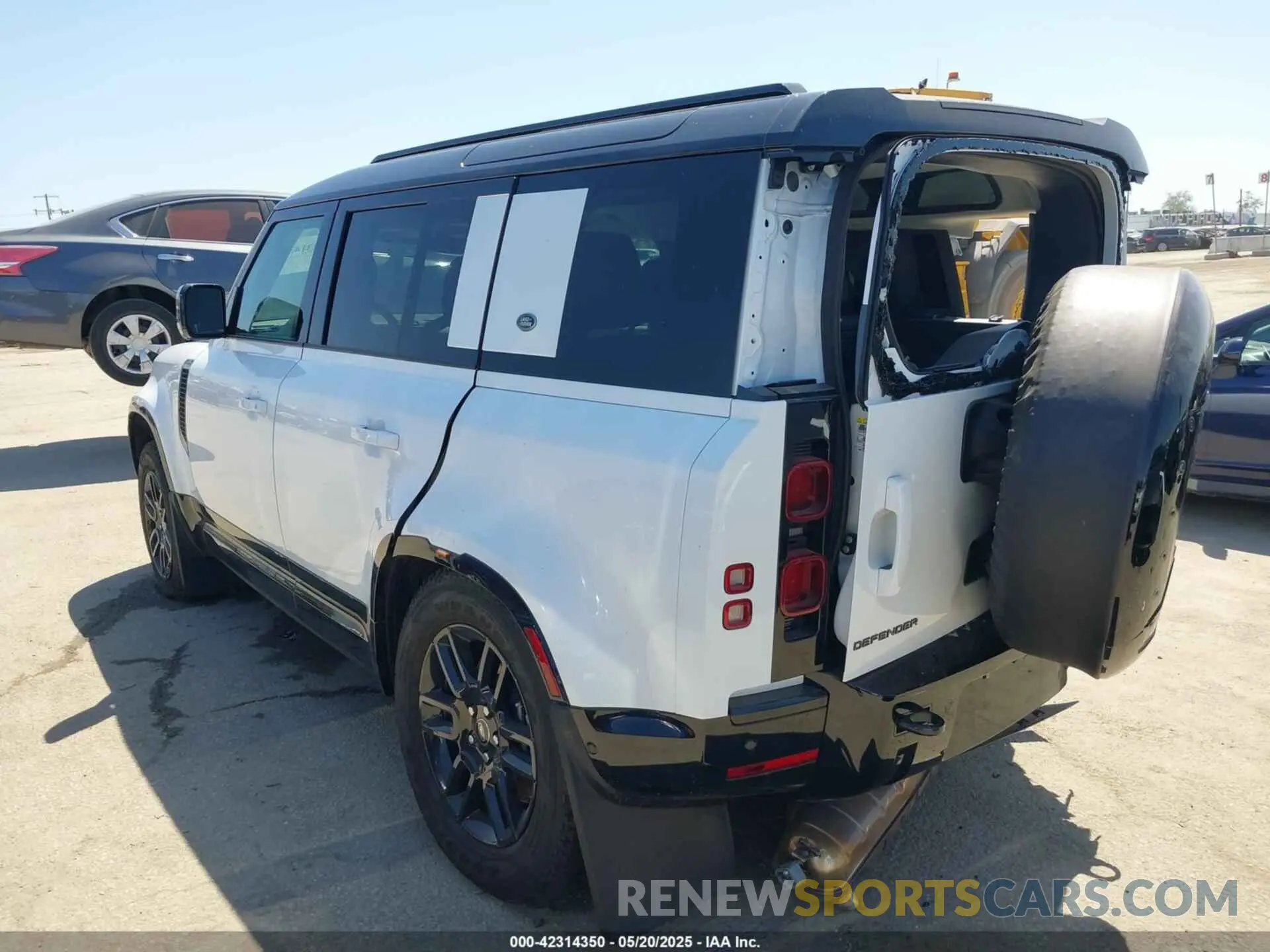 3 Photograph of a damaged car SALE27EU5R2352344 LAND ROVER DEFENDER 2024