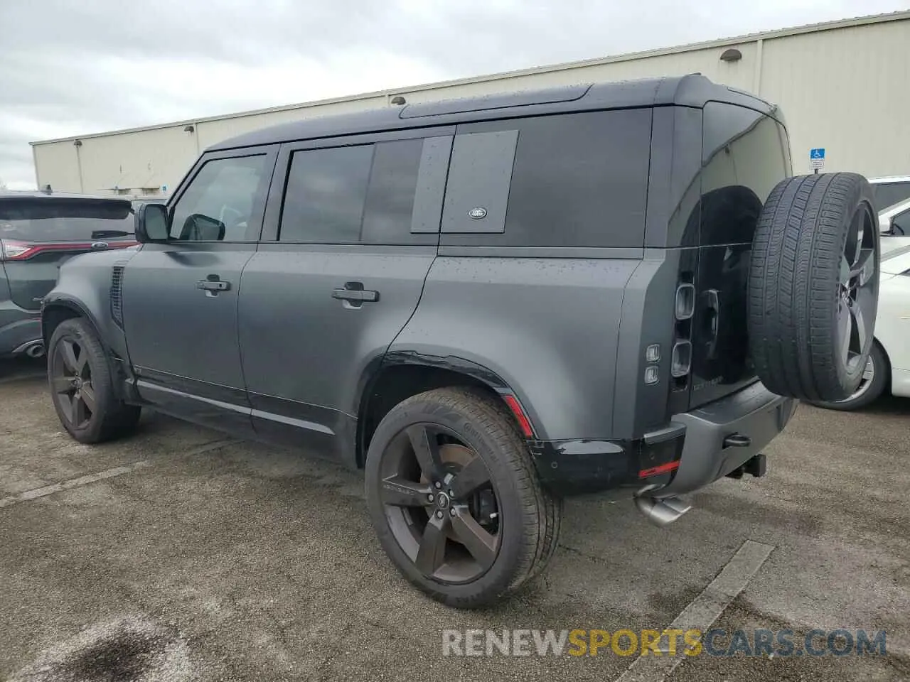 2 Фотография поврежденного автомобиля SALEWEEE4R2330773 LAND ROVER DEFENDER 2024