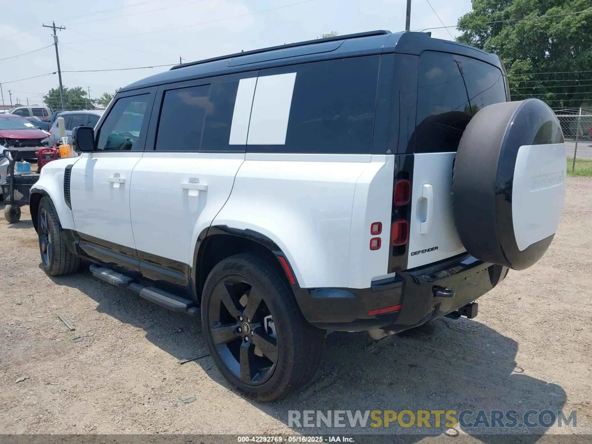 3 Photograph of a damaged car SALE27EU5S2419028 LAND ROVER DEFENDER 2025